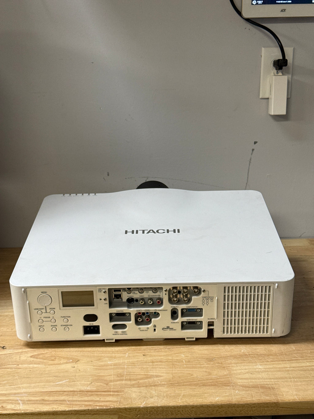 Hitachi CP-WU8450 WUXGA 5000 Lumens (115 hours) - Used