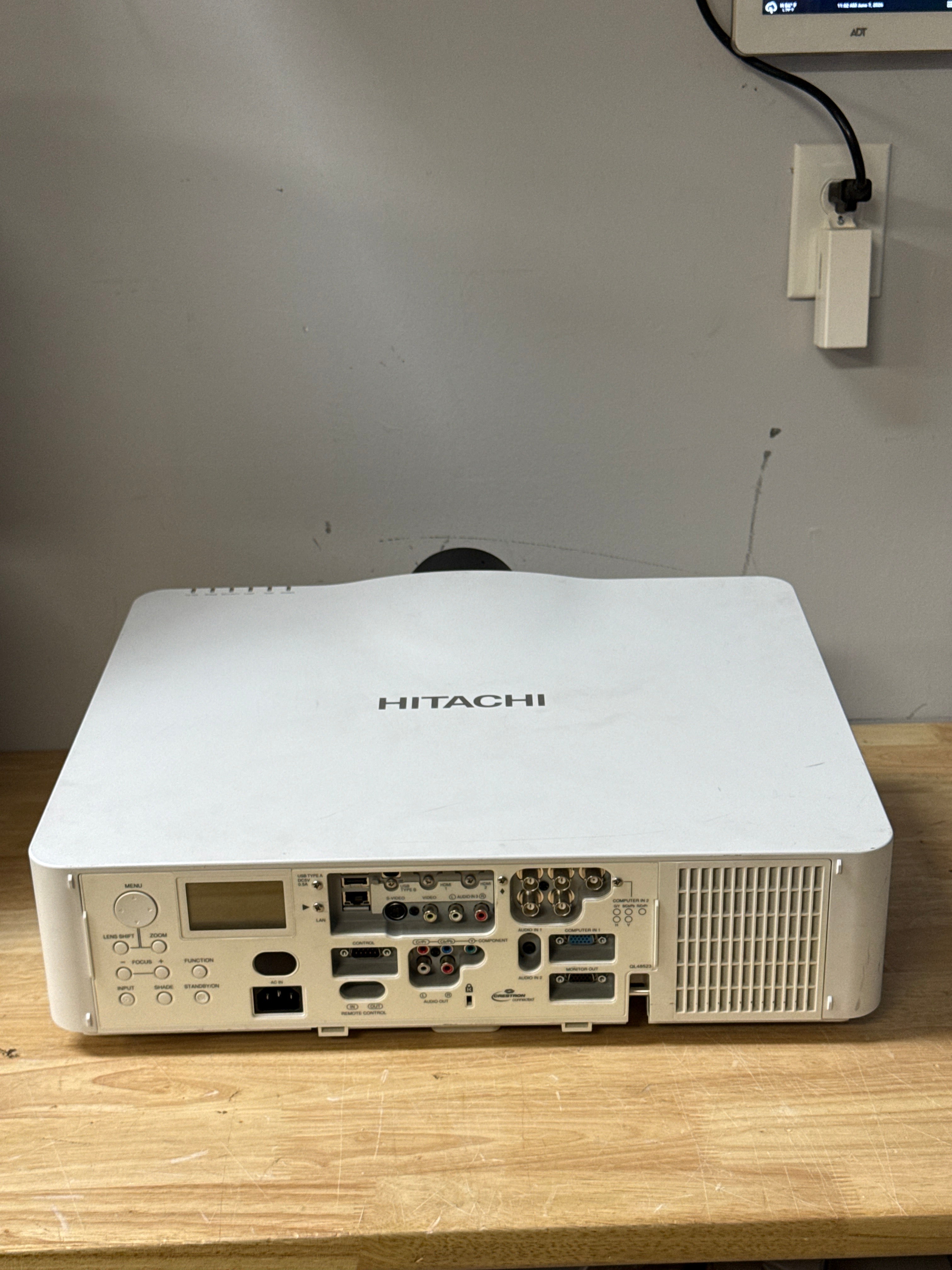 Hitachi CP-WU8450 WUXGA 5000 Lumens (115 hours) - Used