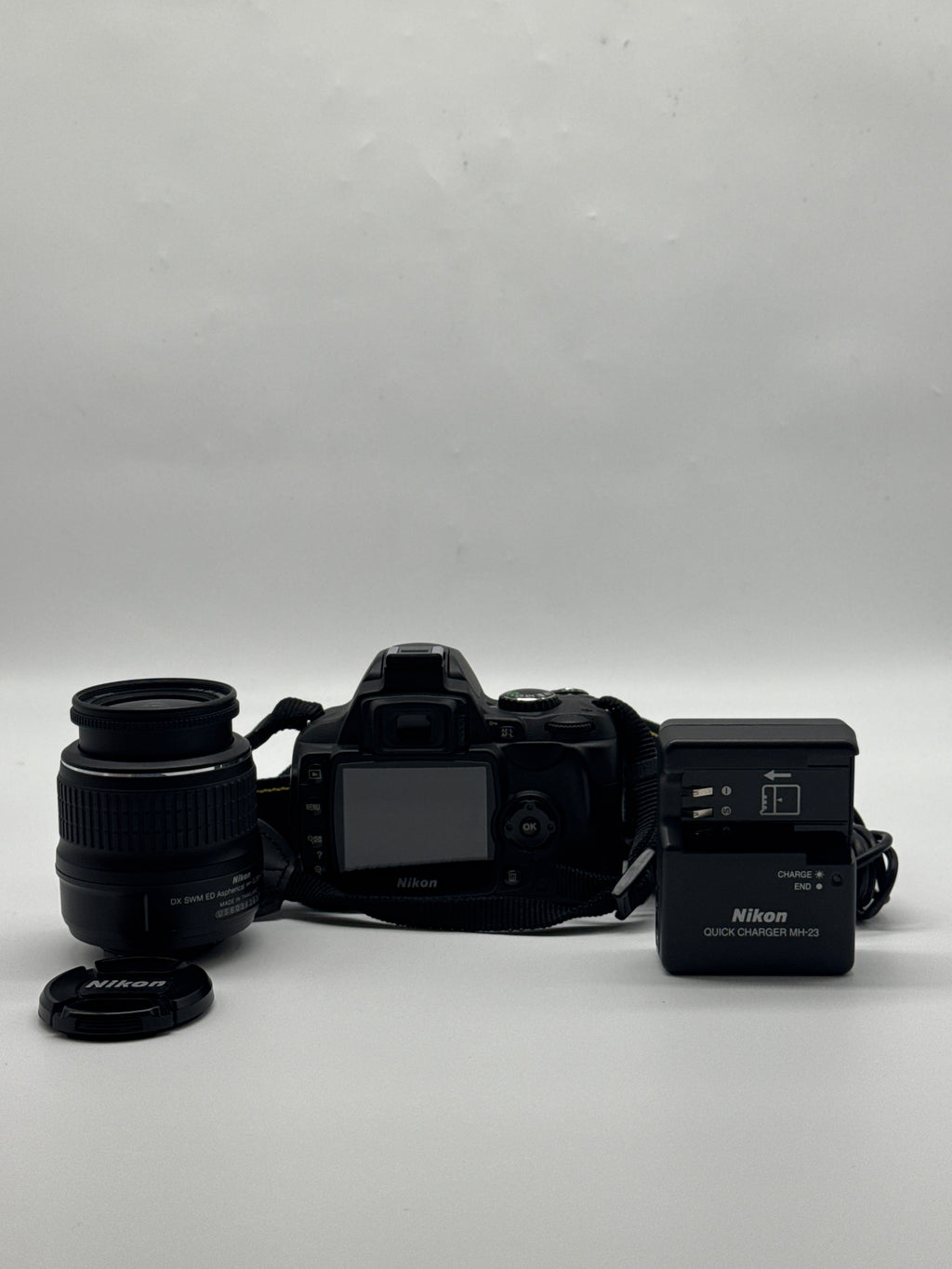 Nikon D40 DSLR Camera w/ Nikkor 18-55mm Lens Black - Used