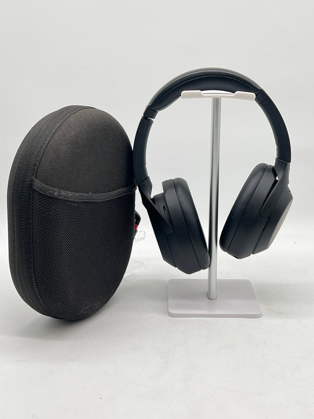 Sony WH-1000XM4 Black Over Ear Bluetooth Headphones with Carrying Case-Used