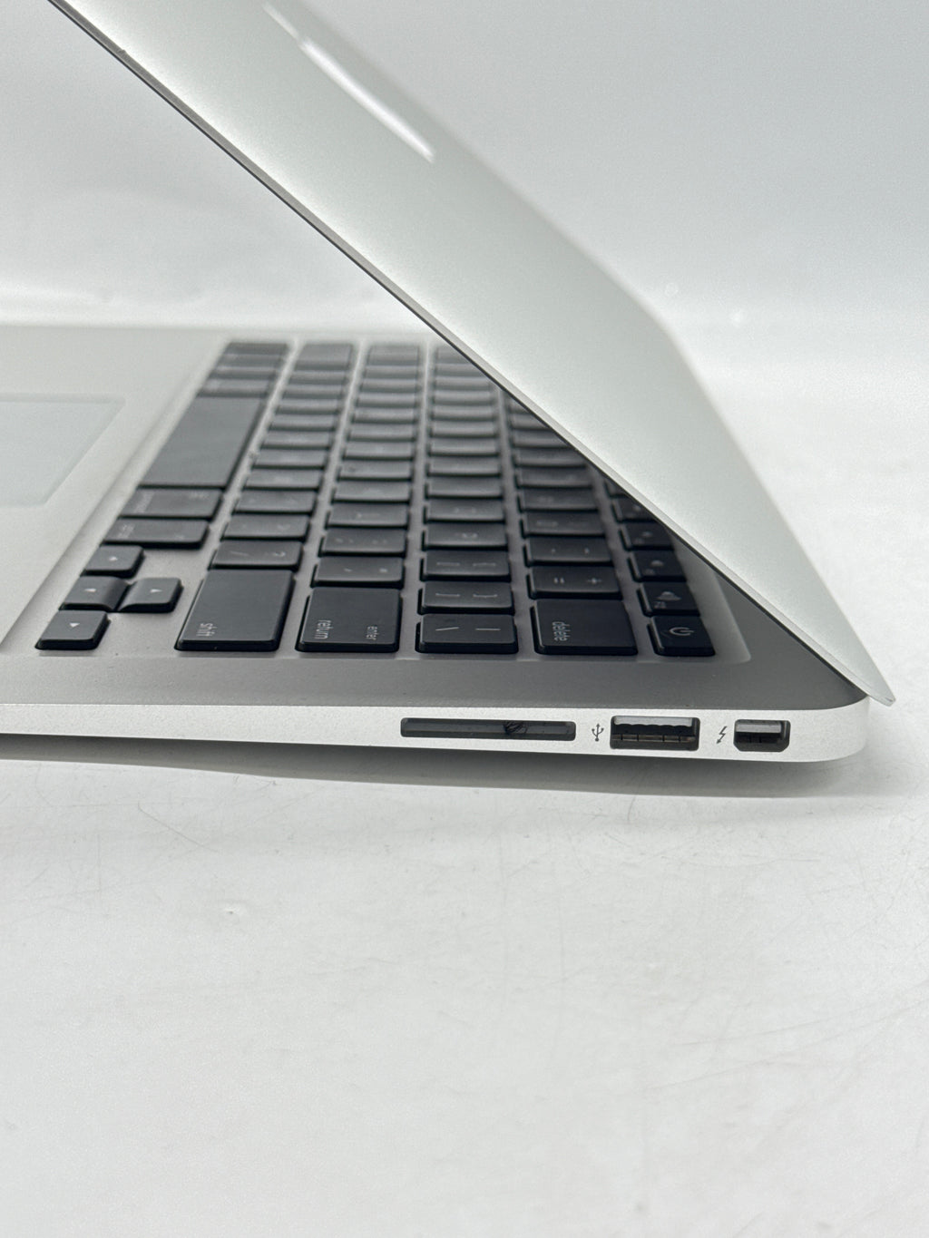 Apple MacBook Air 13in A1466 2015 Core i5 8GB RAM 256GB Flash - Used