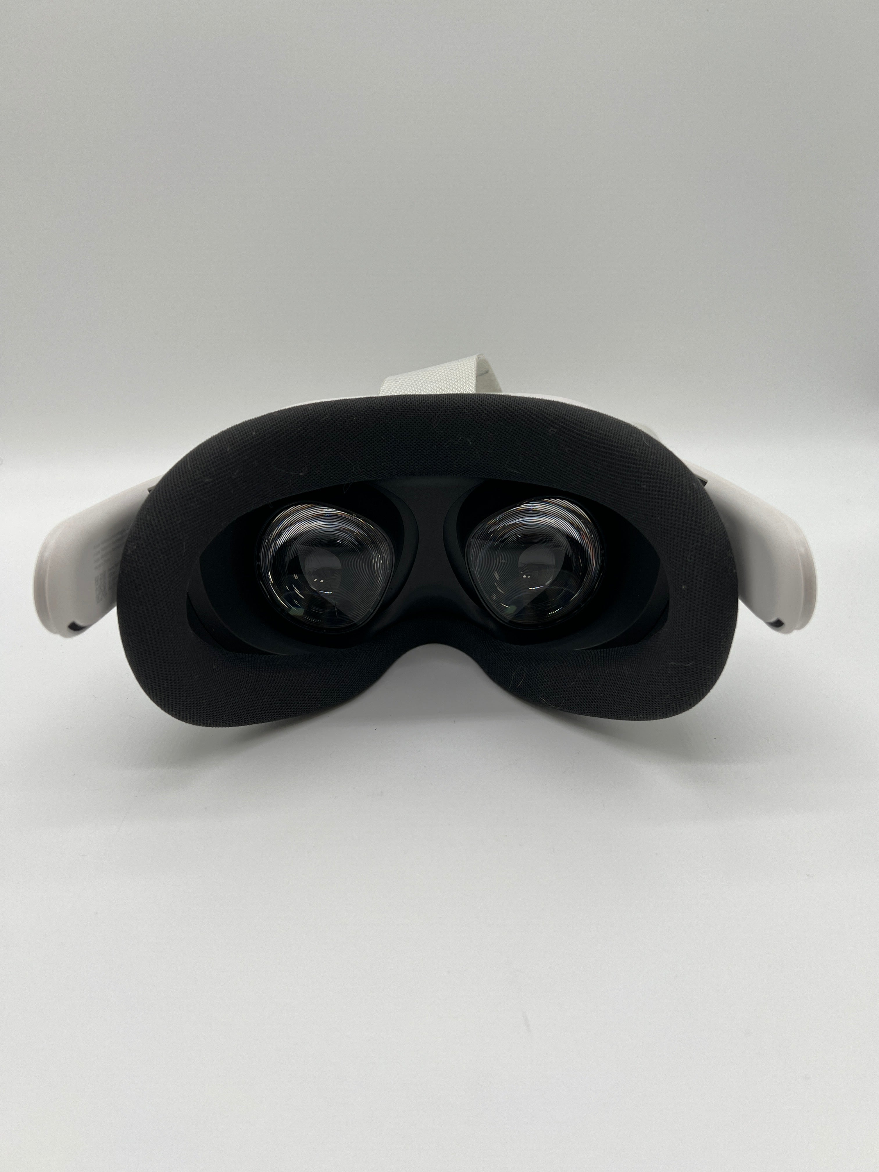 Used Meta Quest 3s VR Headset 128GB White Controllers