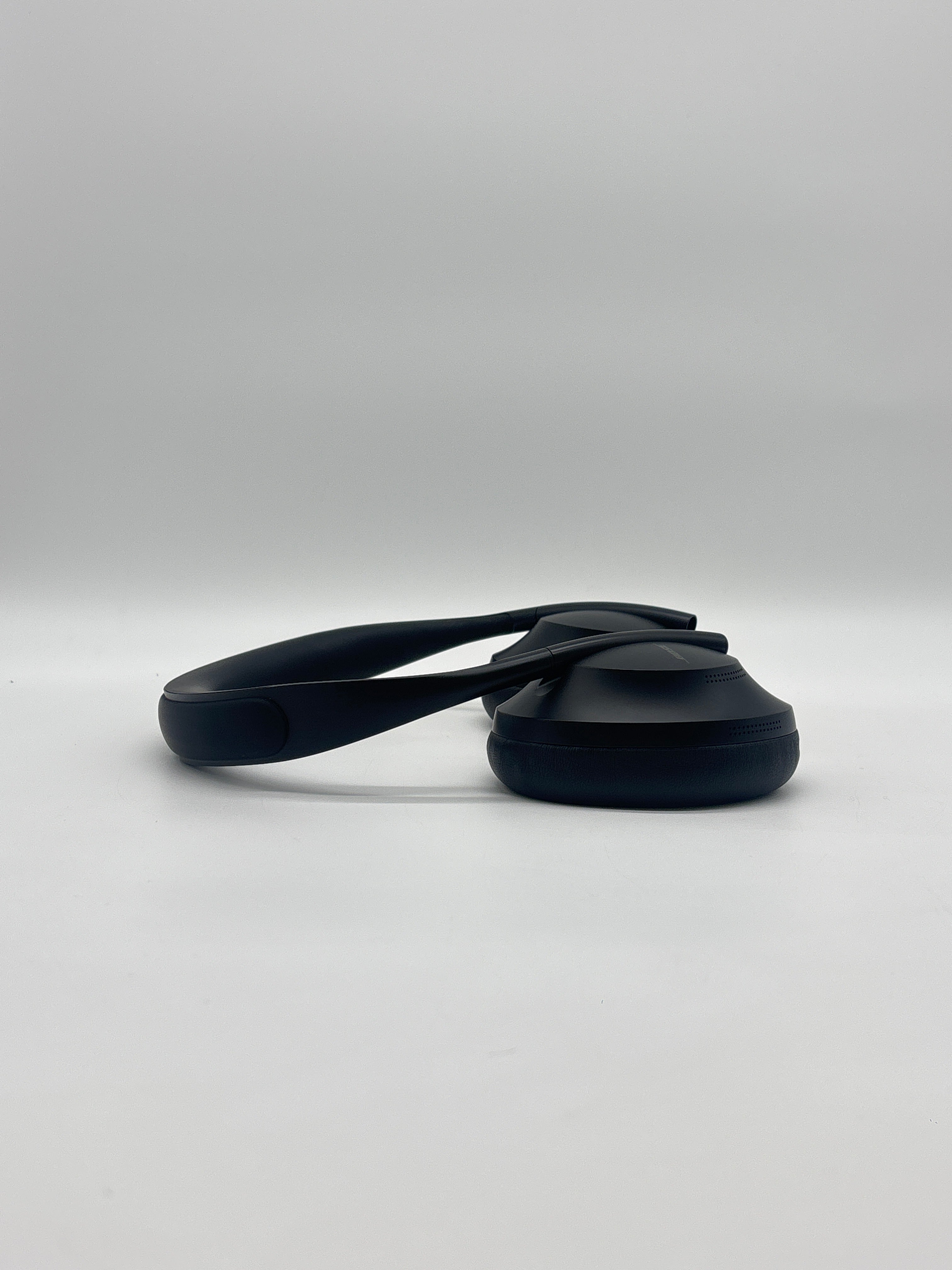 Bose Noise Cancelling Headphones 700 –  Black Used