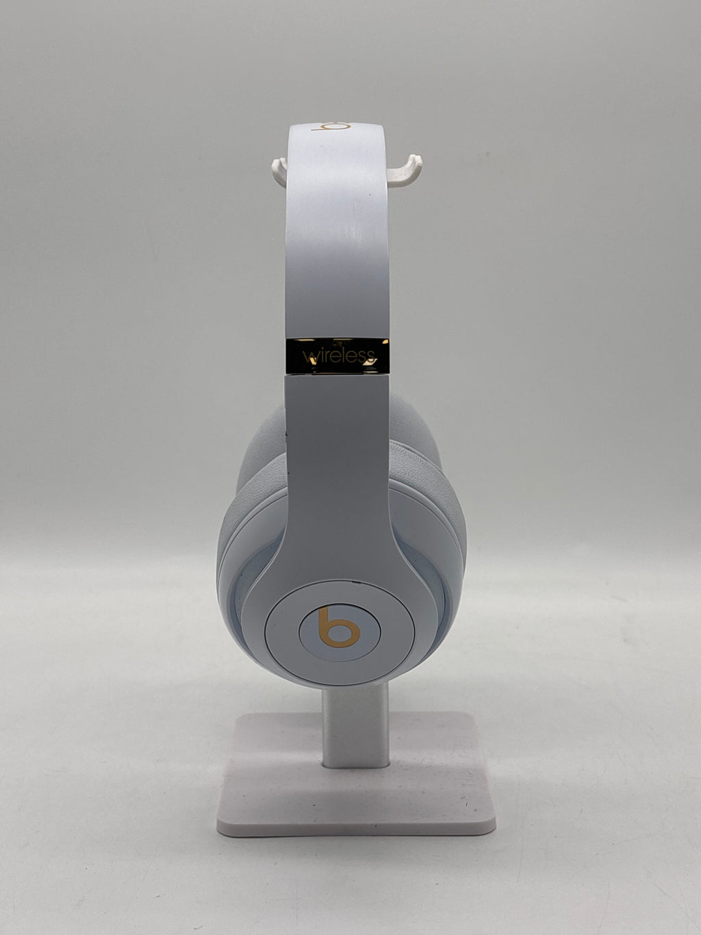 Beats Studio3 Wireless Over-Ear Headphones White with Carrying Case
