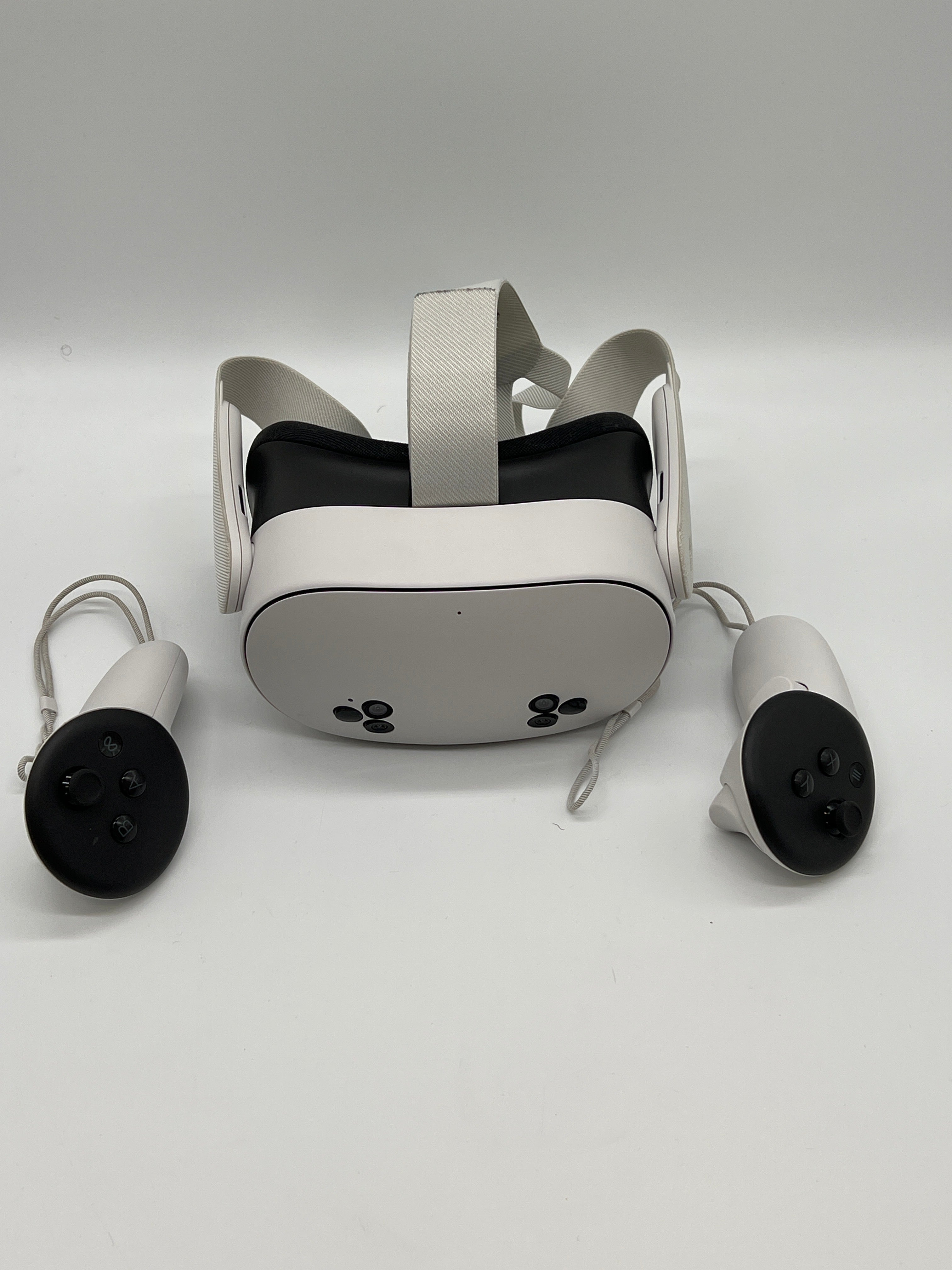 Used Meta Quest 3s VR Headset 128GB White Controllers