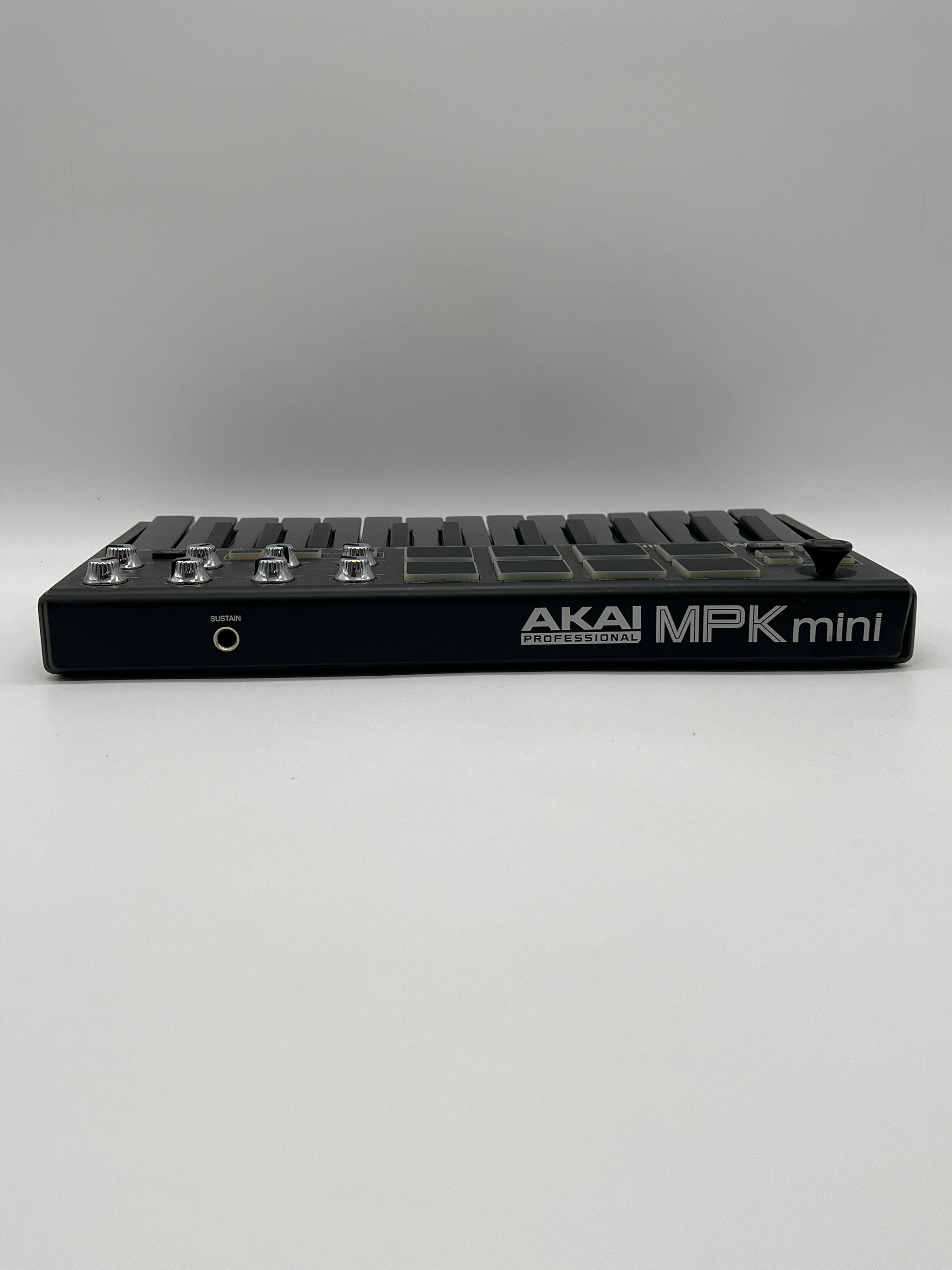 AKAI MPC LIVE 2 Akai MPC LIVE II Standalone Production Center w/ AKAI MPK Mini - Used