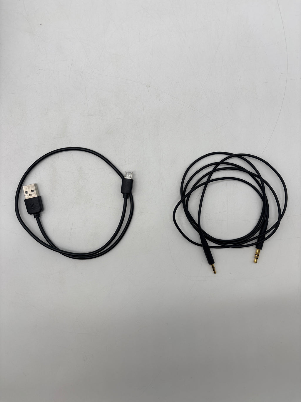 Bose QuietComfort 35 QC35 Wireless Noise Cancelling Headphones – Case & Charger