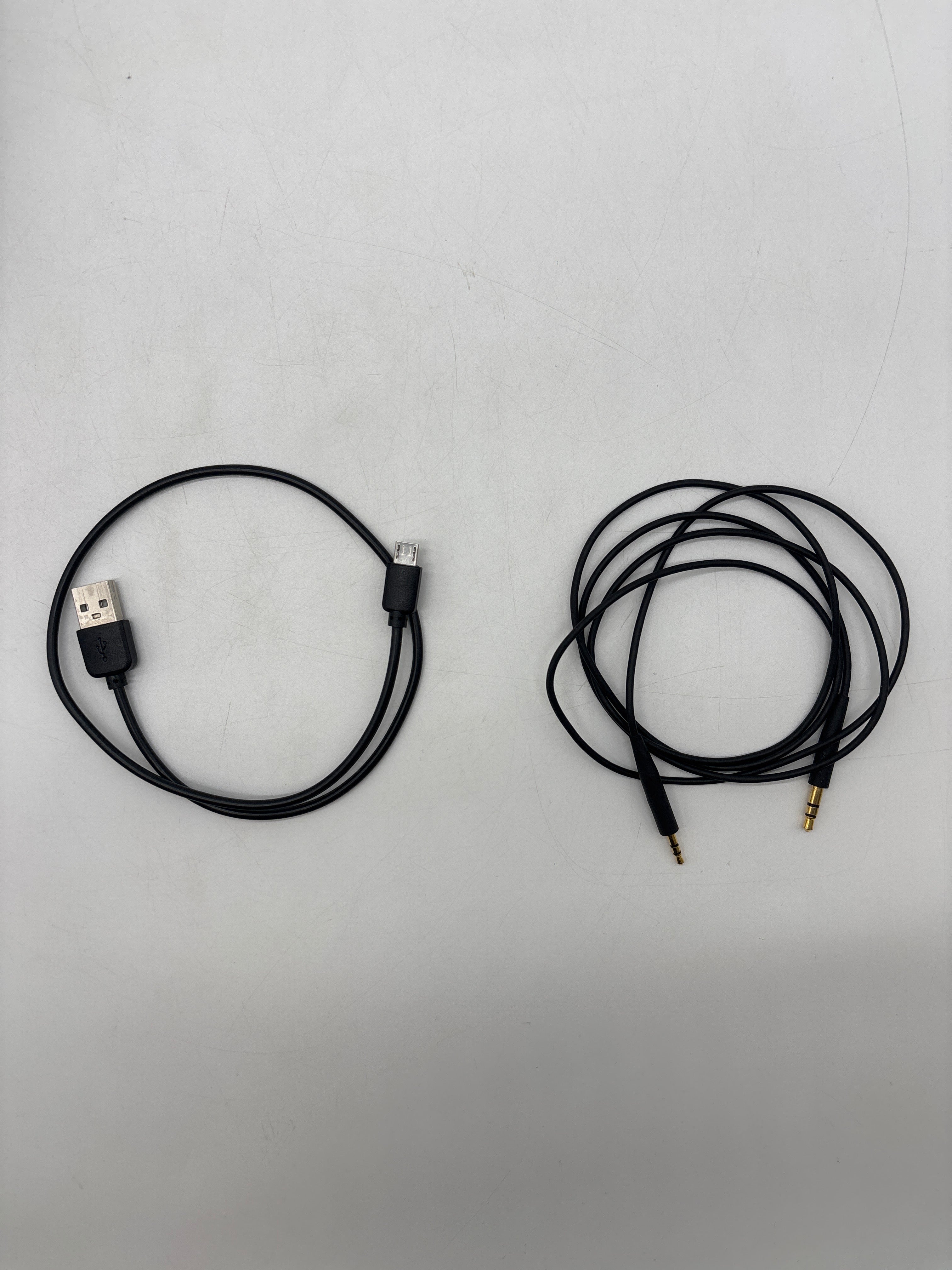 Bose QuietComfort 35 QC35 Wireless Noise Cancelling Headphones – Case & Charger