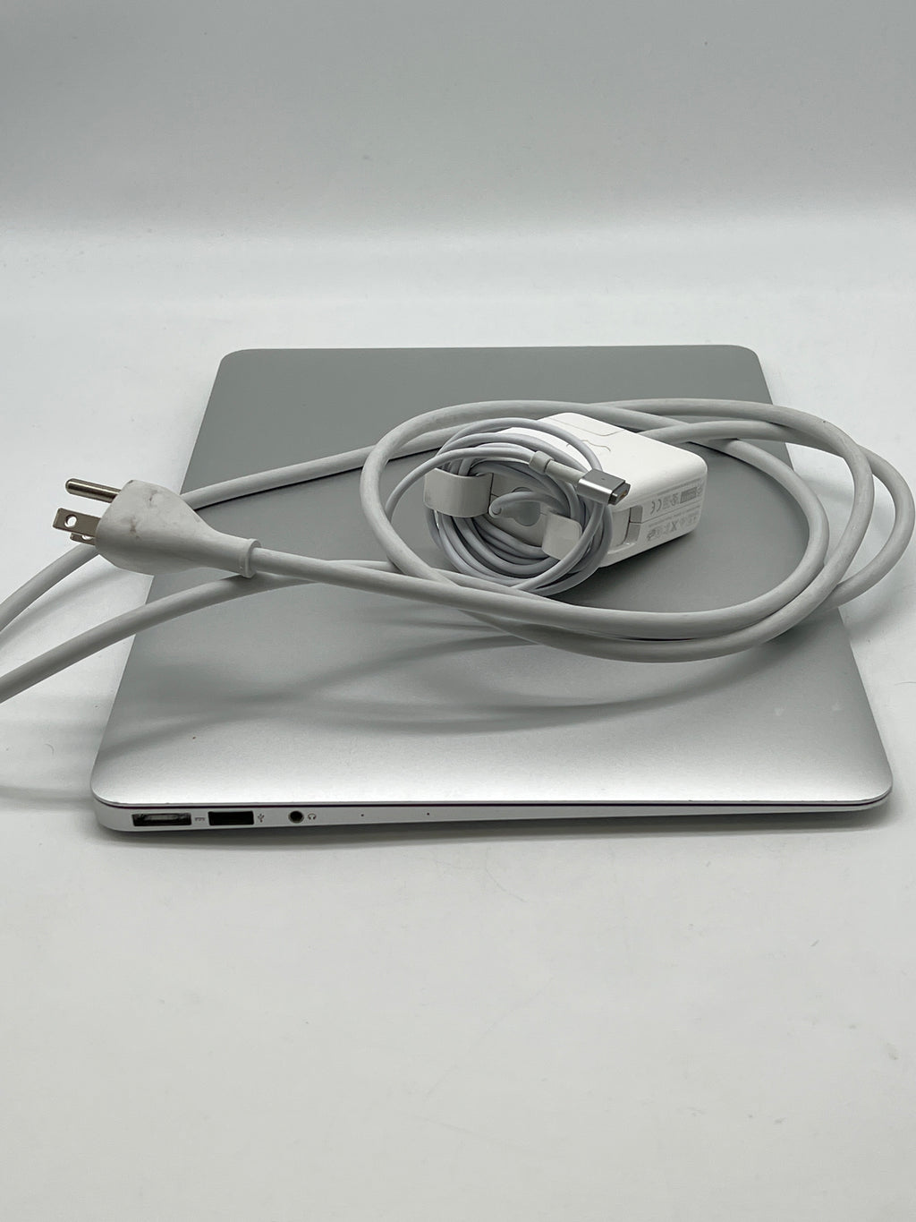 Apple MacBook Air 13" A1466 i5 8GB RAM 128GB Flash Storage - Used