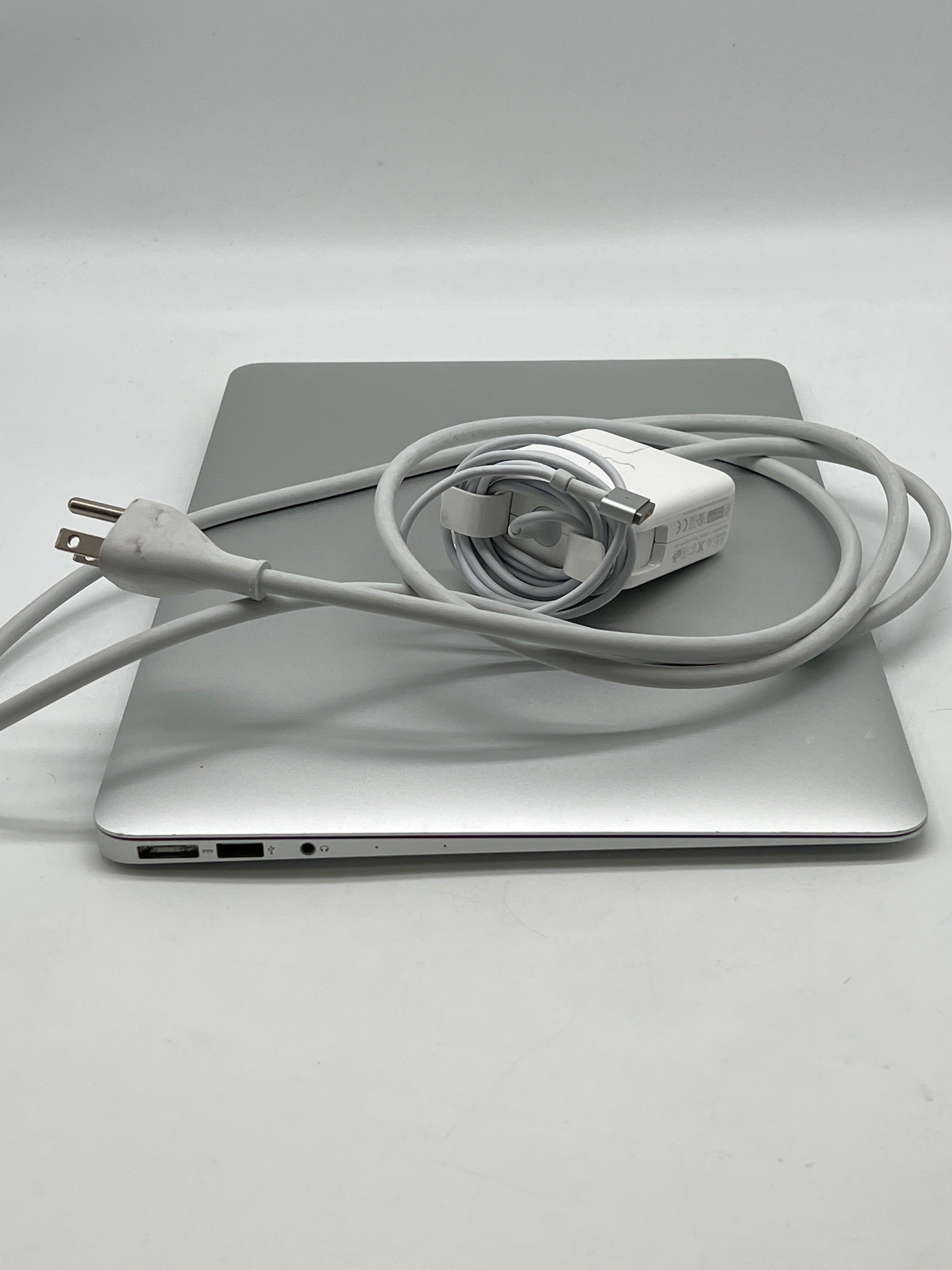 Apple MacBook Air 13" A1466 i5 8GB RAM 128GB Flash Storage - Used