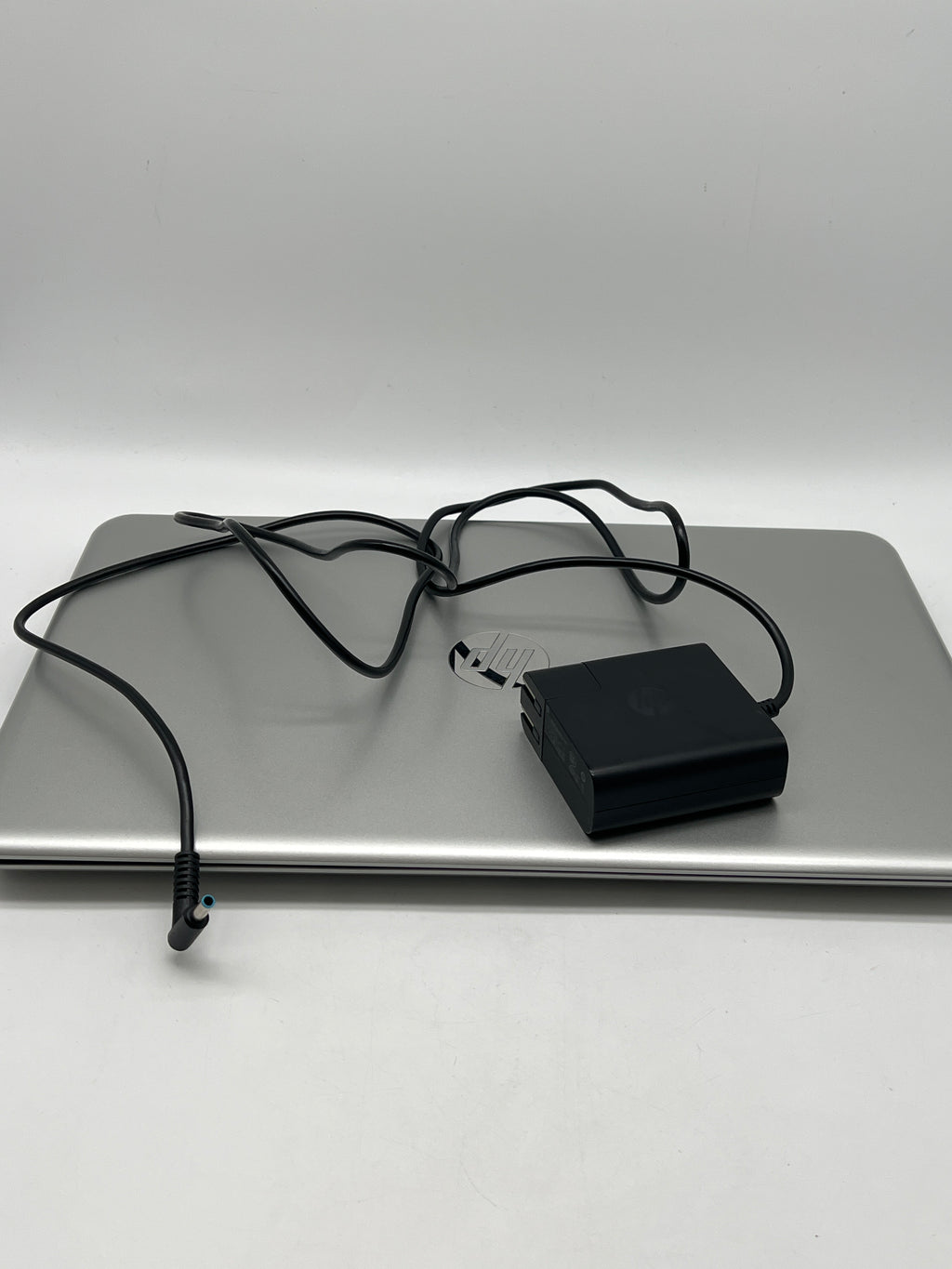 HP Pavilion 15-aw053nr AMD A12-9700P 8GB RAM 1TB HDD - For Parts (Read)
