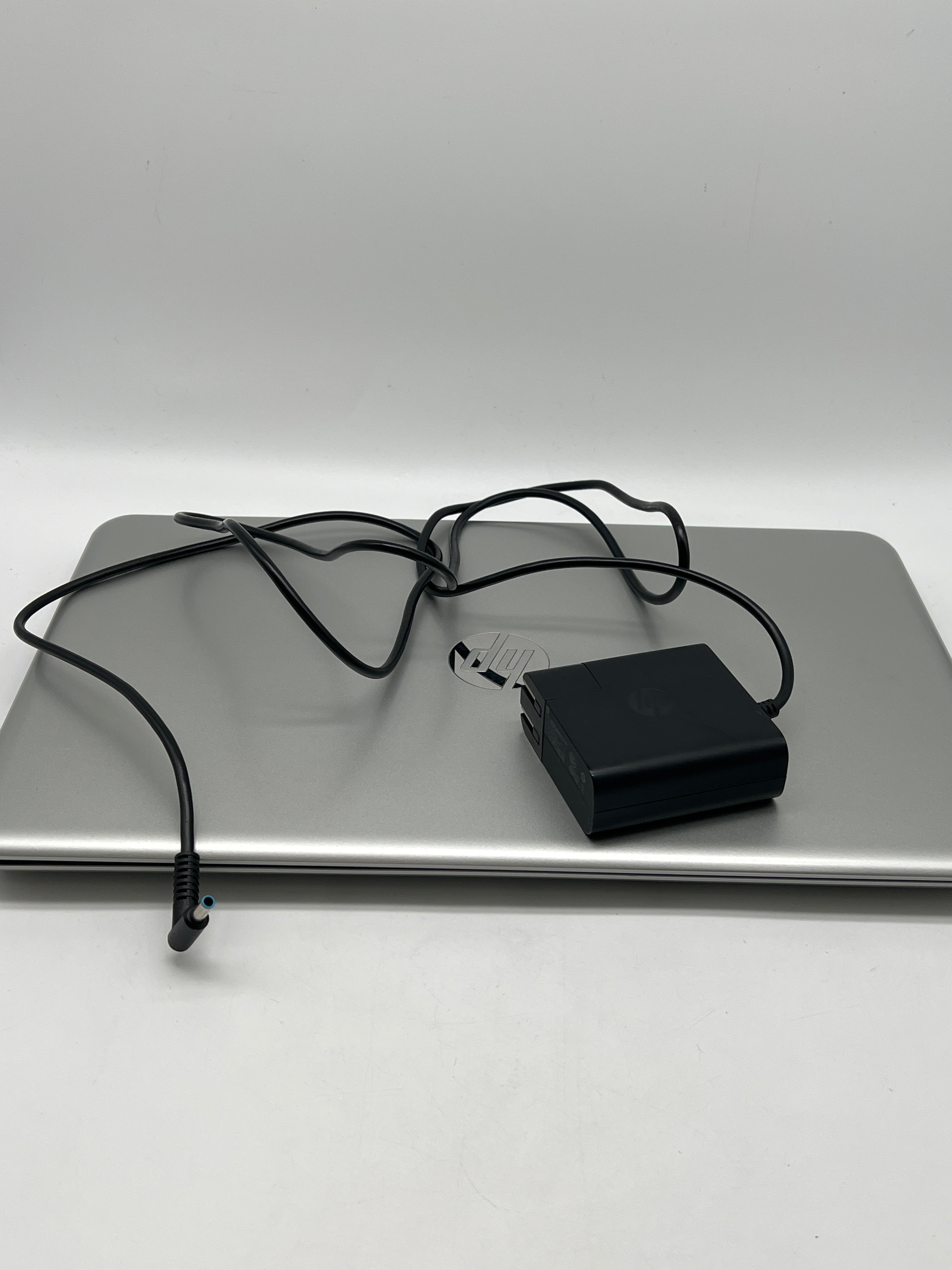 HP Pavilion 15-aw053nr AMD A12-9700P 8GB RAM 1TB HDD - For Parts (Read)