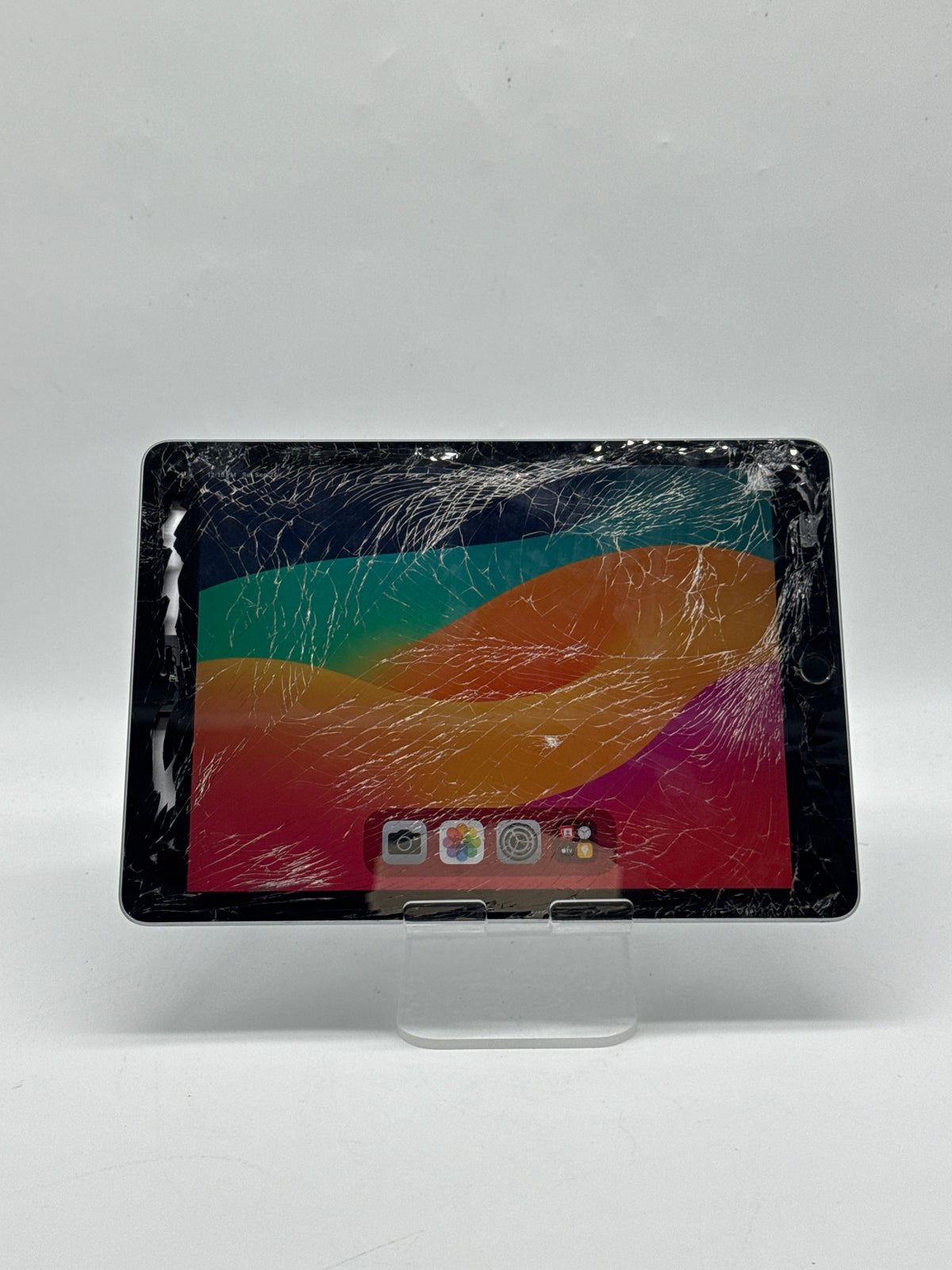 Apple iPad 6th Gen 9.7" 32GB Space Gray Wi-Fi - Screen Cracked, Read