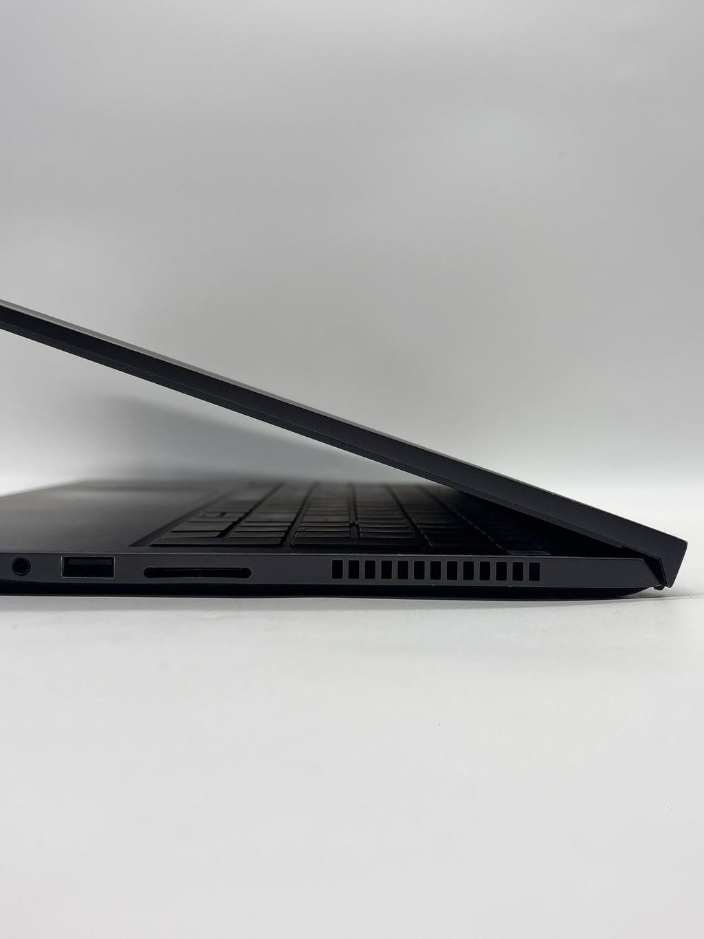 Dell Vostro 15 7510 i7-11800H 16GB RAM 512GB SSD RTX 3050 - For Parts (Low Battery)
