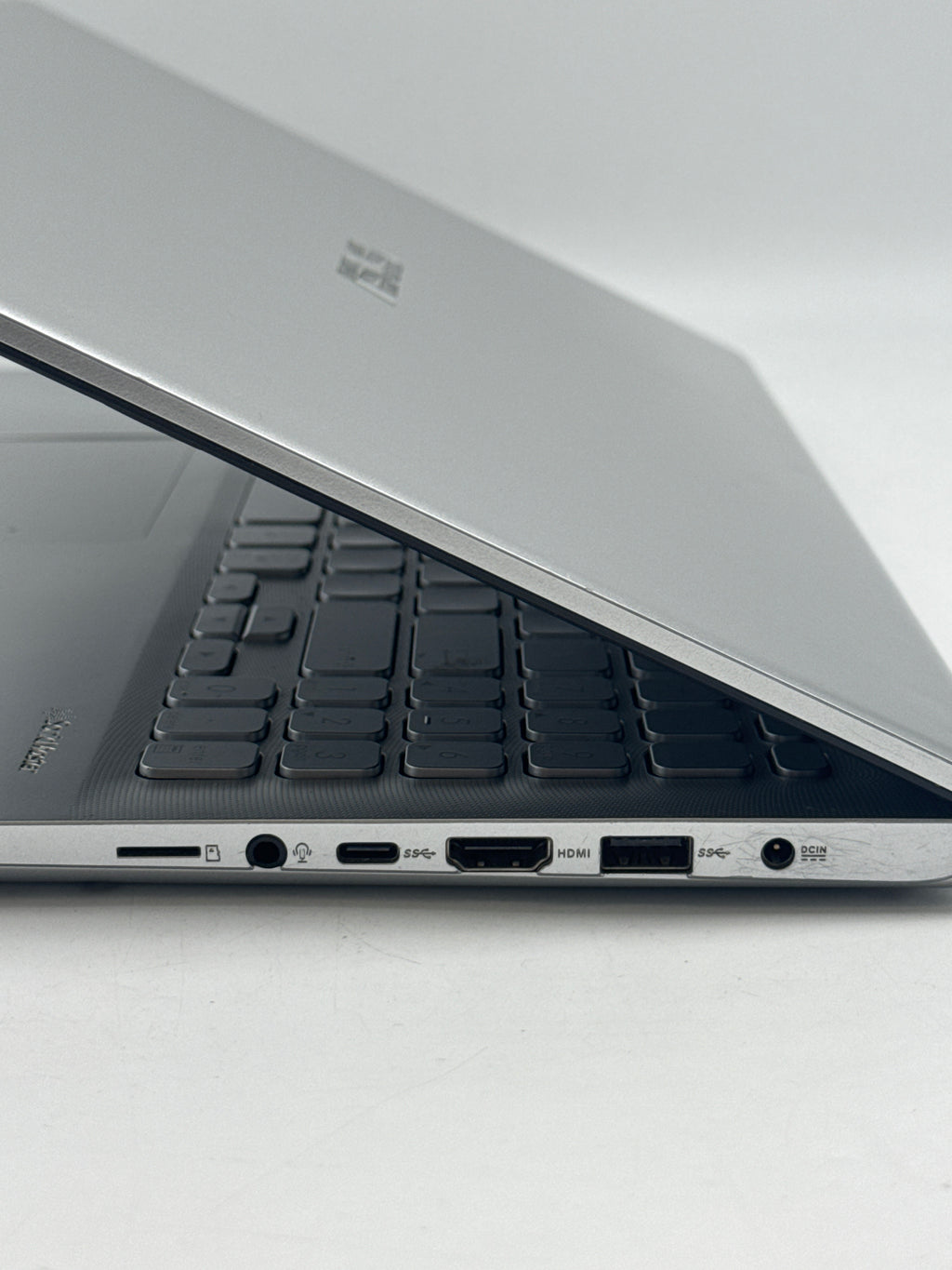 ASUS VIVOBOOK x512d  Ryzen 7 3700u 12GB RAM 512GB SSD Windows 11