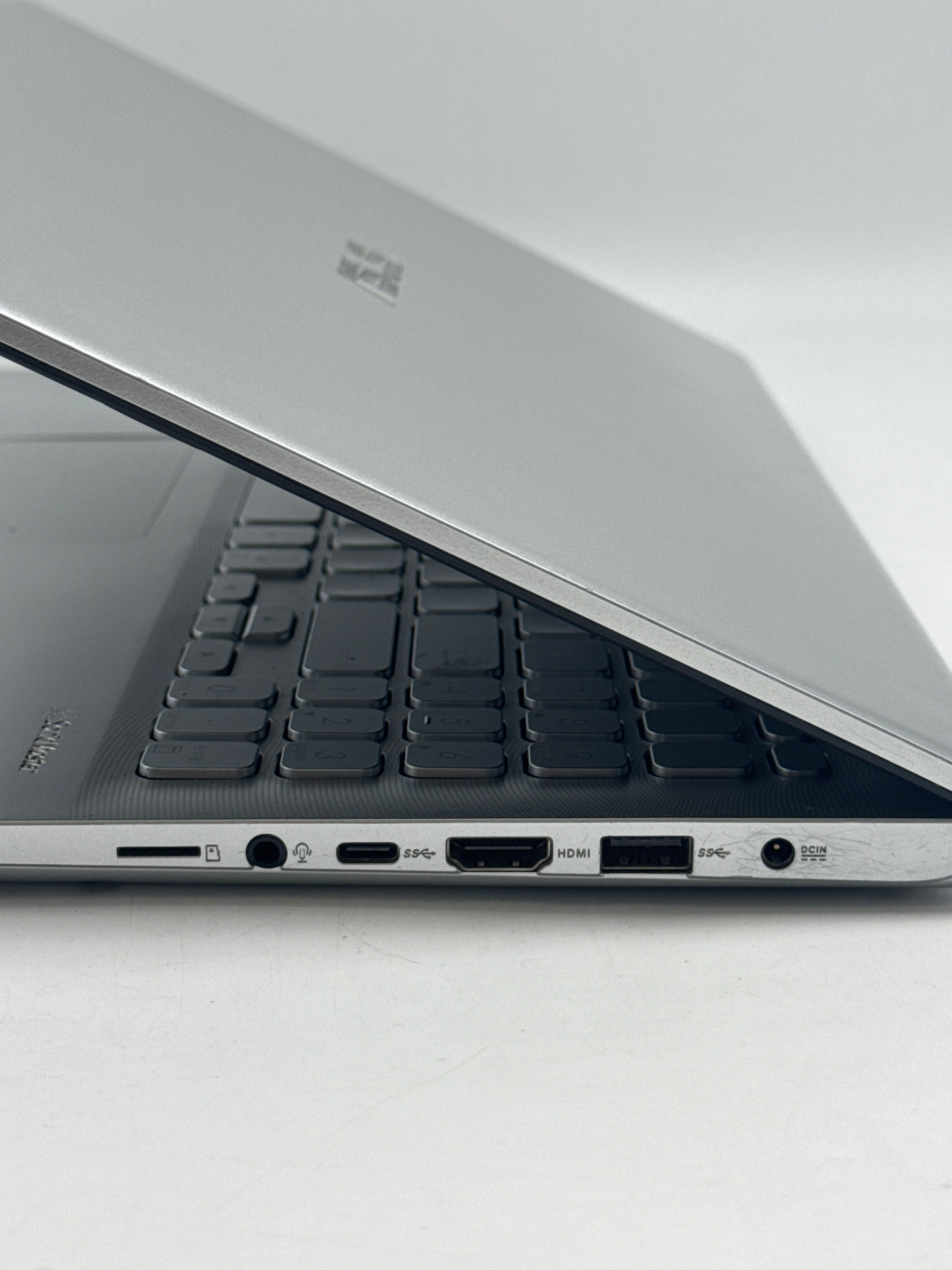ASUS VIVOBOOK x512d  Ryzen 7 3700u 12GB RAM 512GB SSD Windows 11