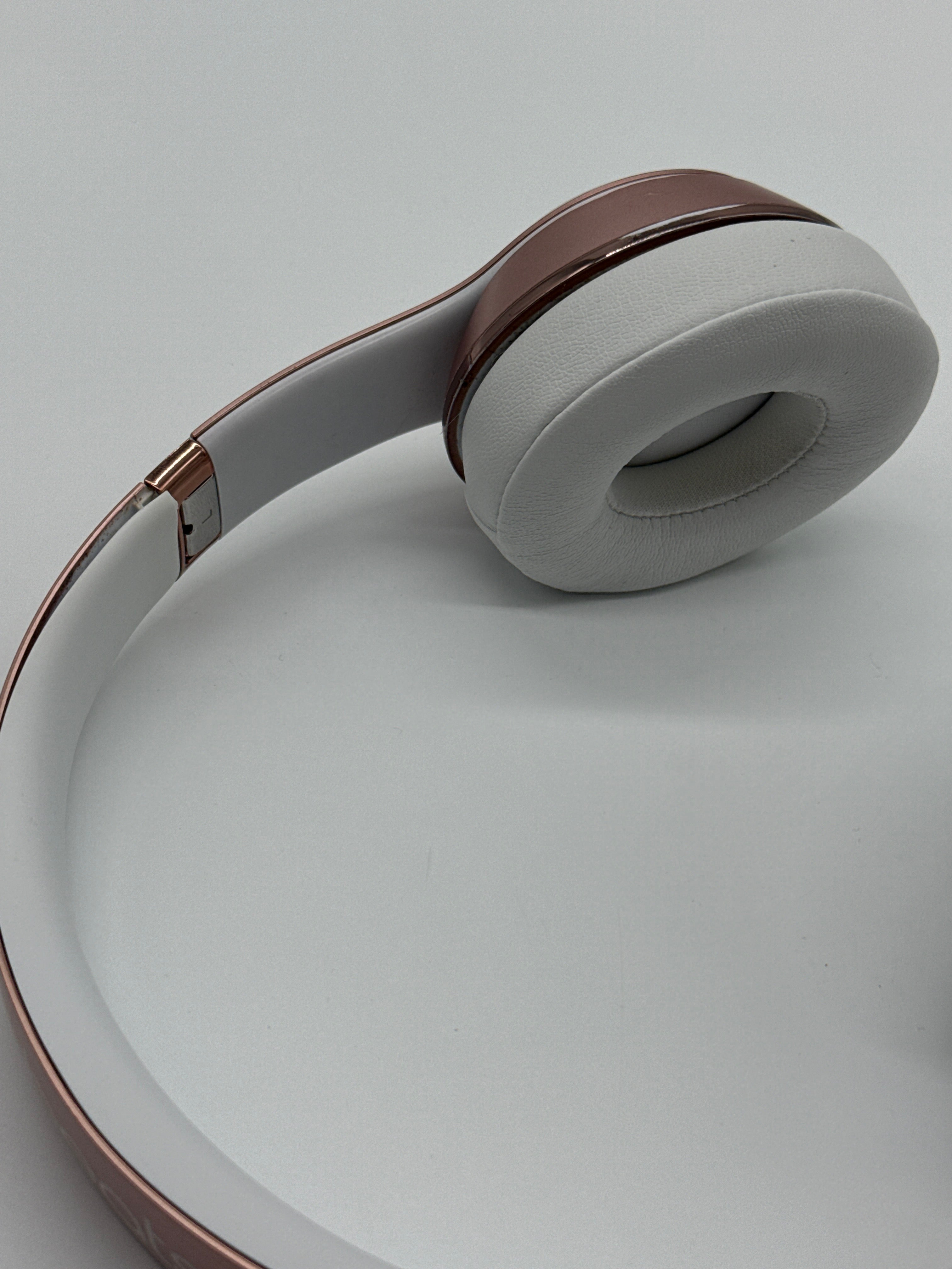 Beats by Dr. Dre Solo 3 Wireless Headphones Used