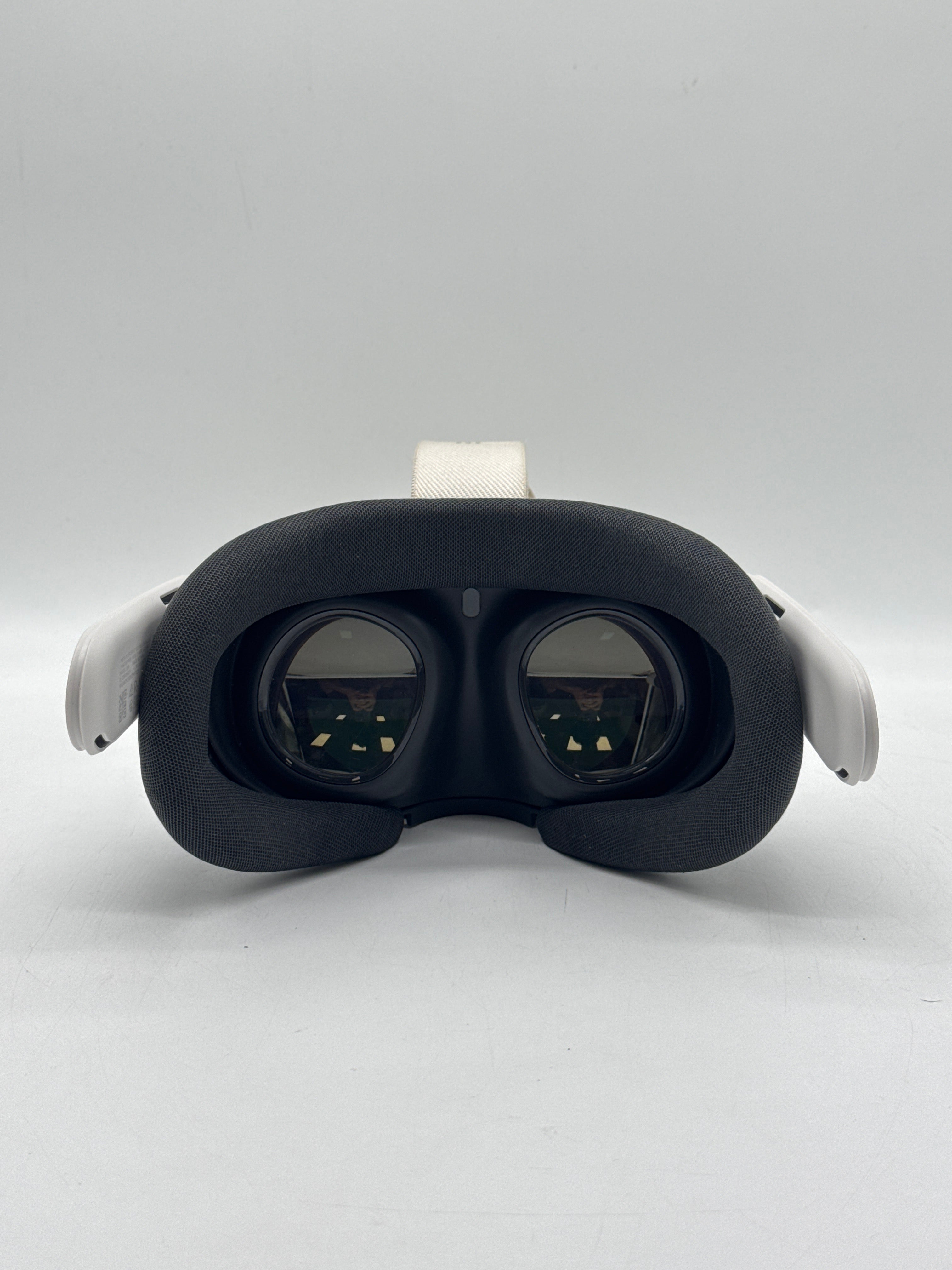 Meta Quest 3 Standalone VR Headset White 128GB - For Parts (Read DESC)