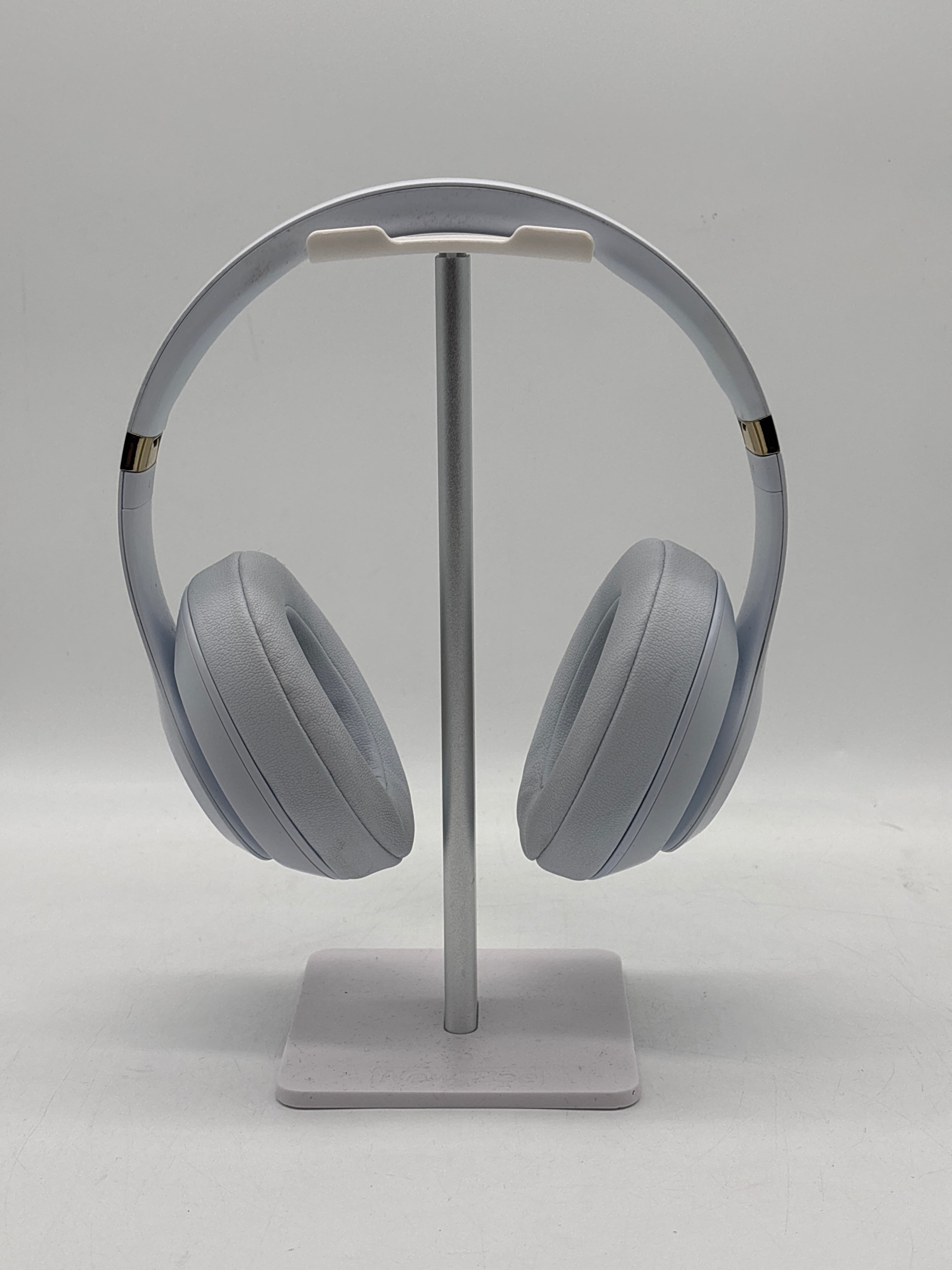 Beats Studio3 Wireless Over-Ear Headphones White with Carrying Case