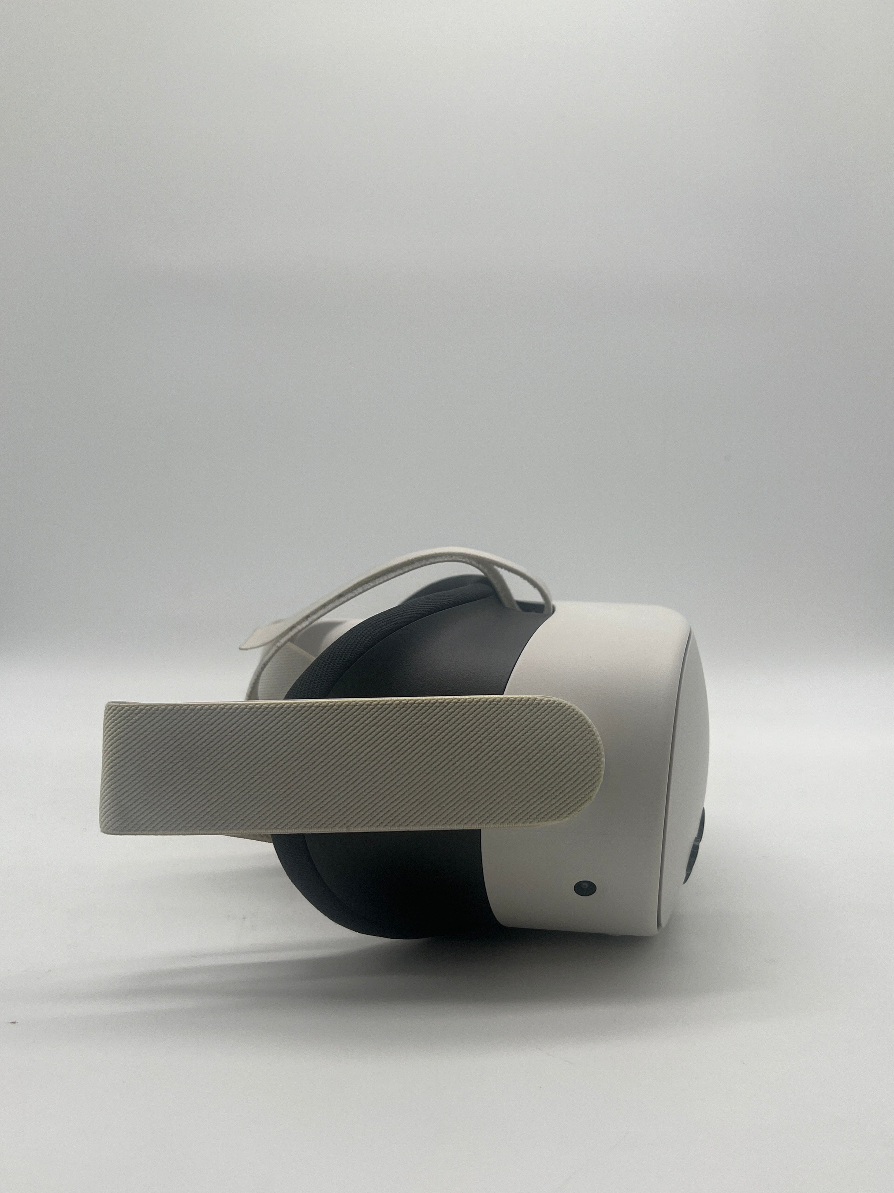 Meta Oculus Quest 3s VR Headset White - For Parts (Lens Issue)
