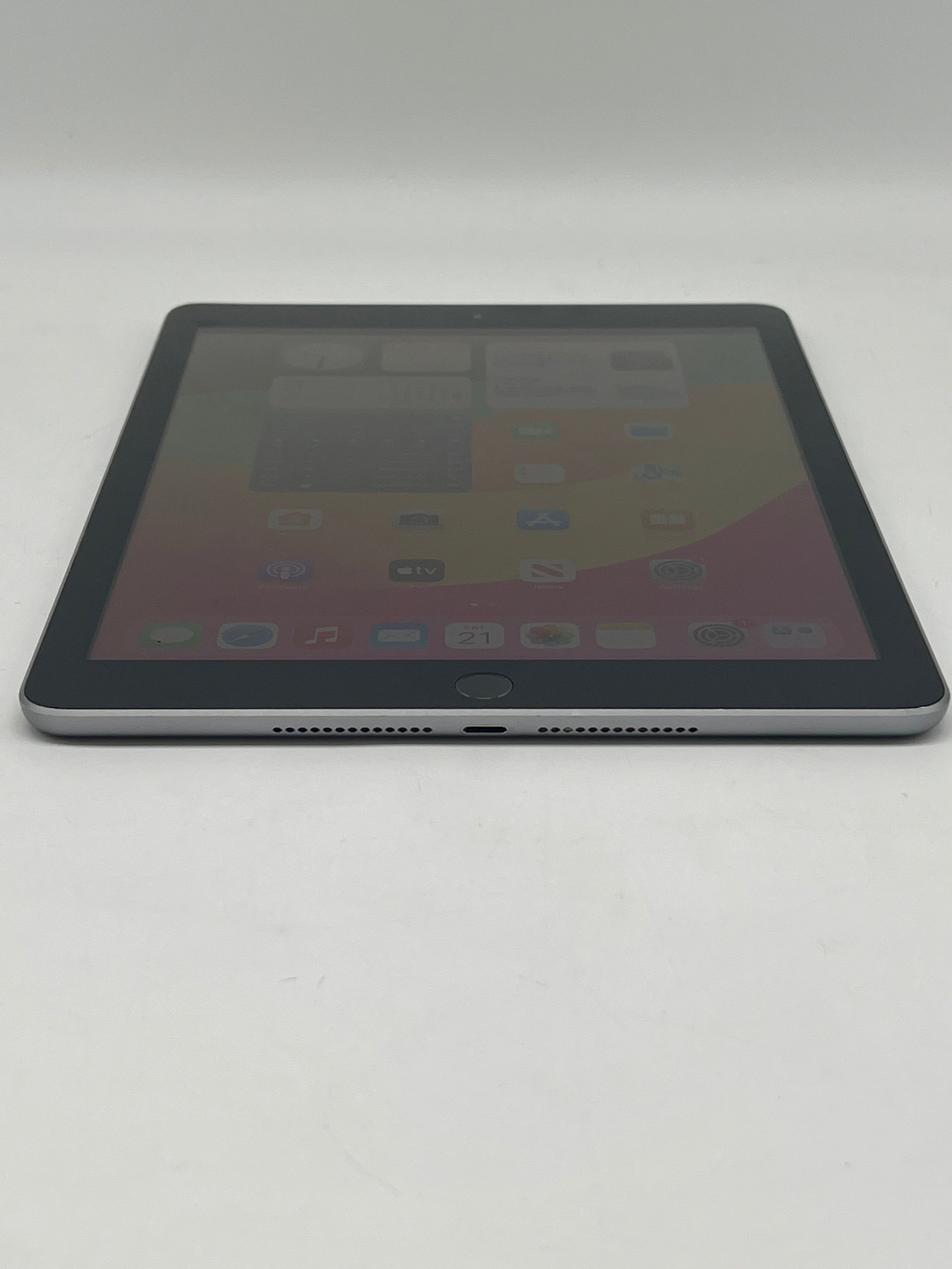Apple iPad (6th Gen) A1893 32GB Wi Fi  Gray - Used