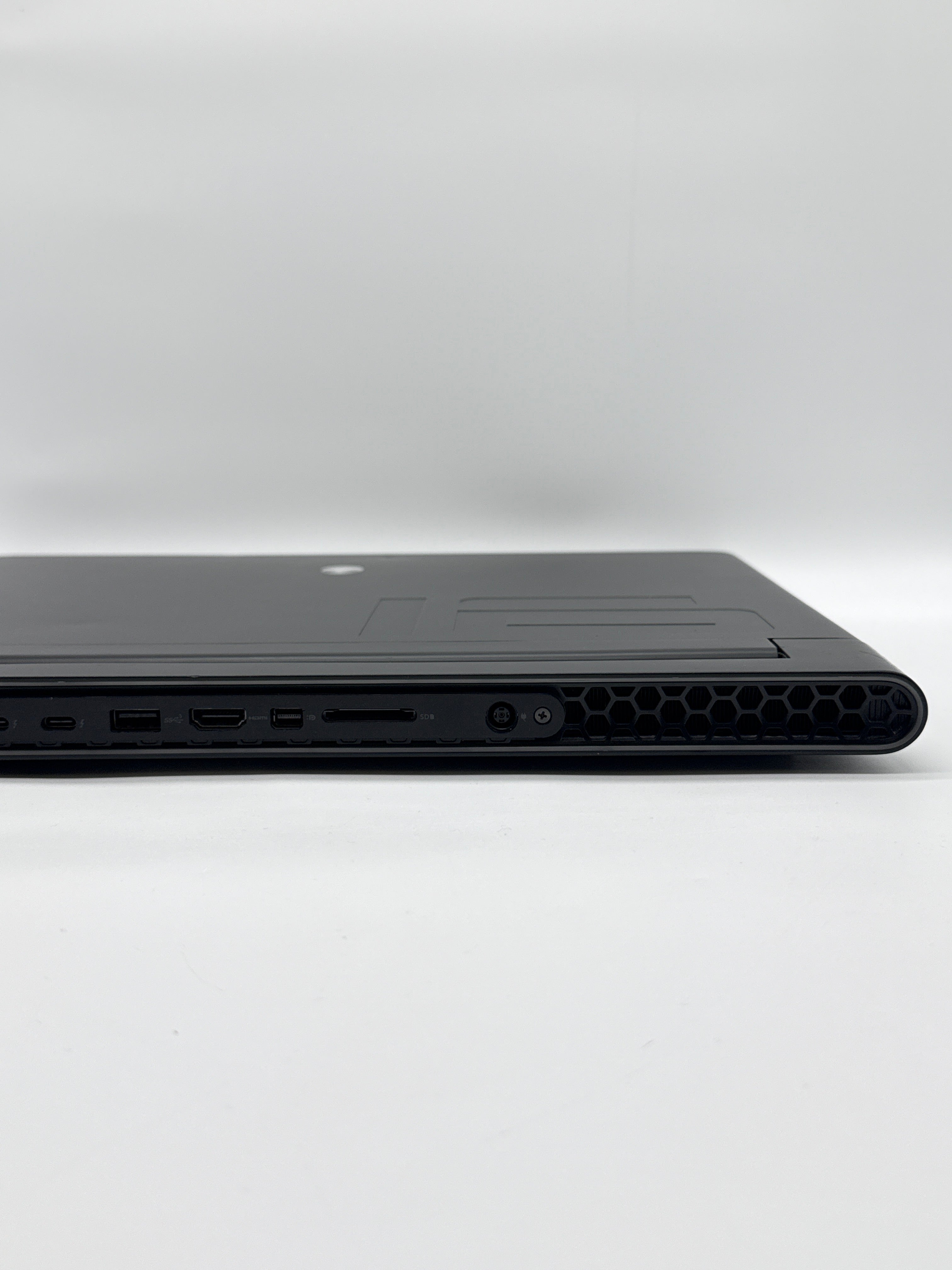 Dell Alienware M16 R1 i7-13700HX 64GB RAM 2TB SSD NVIDIA RTX 4070 - USED B