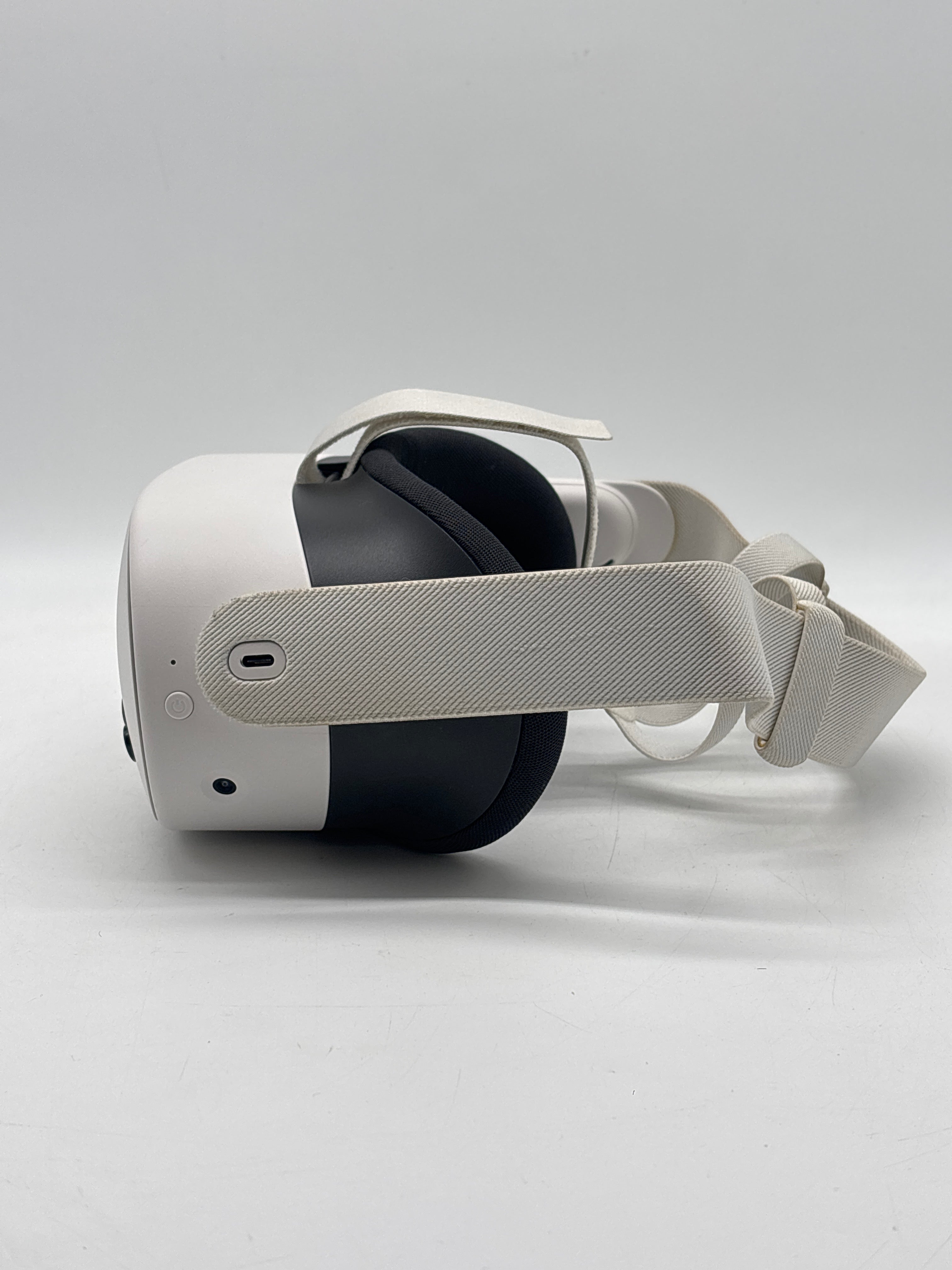 Meta Quest 3S 128GB Standalone All-in-One VR Headset P97