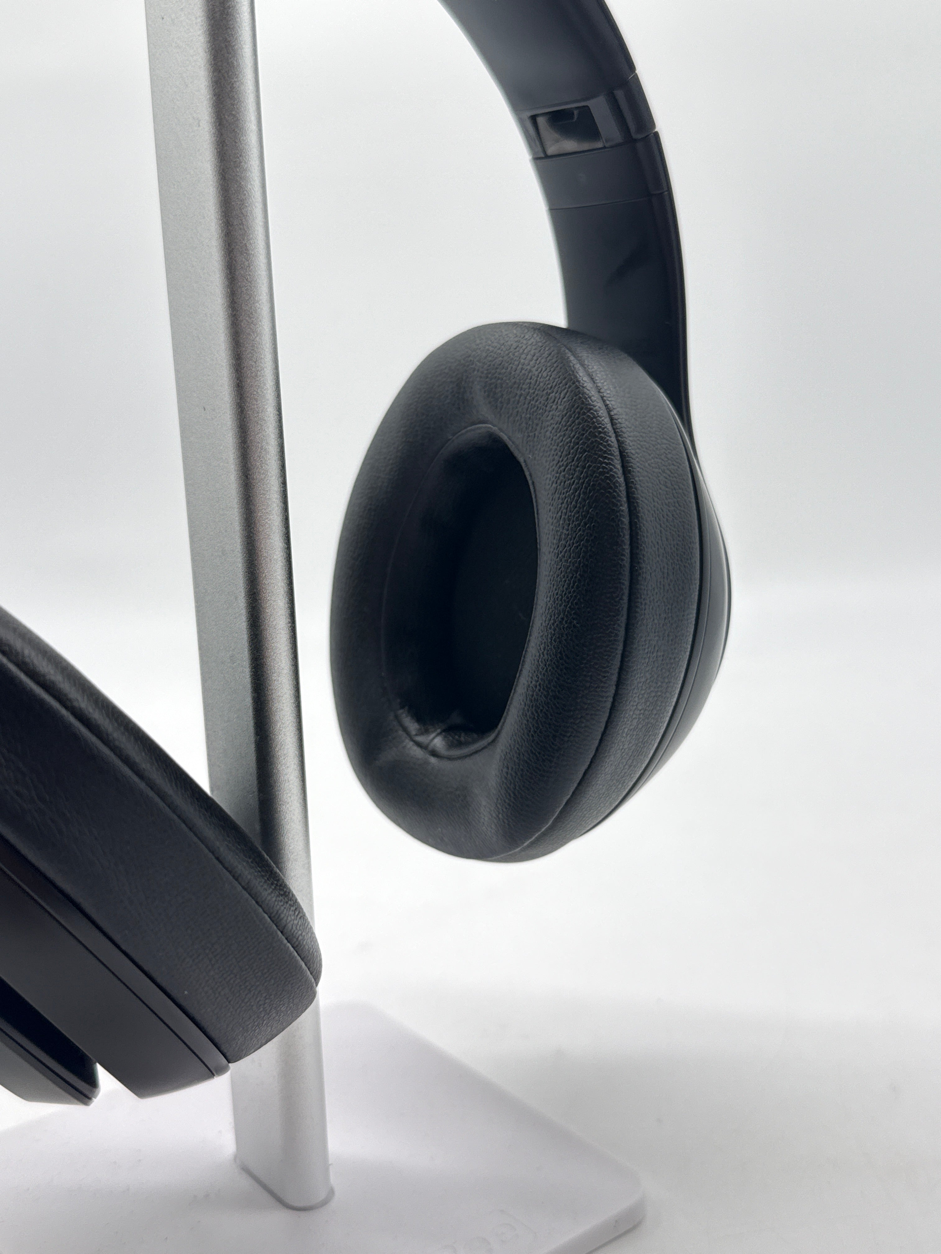 Beats Studio3 Wireless Over-Ear Headphones Black - Used