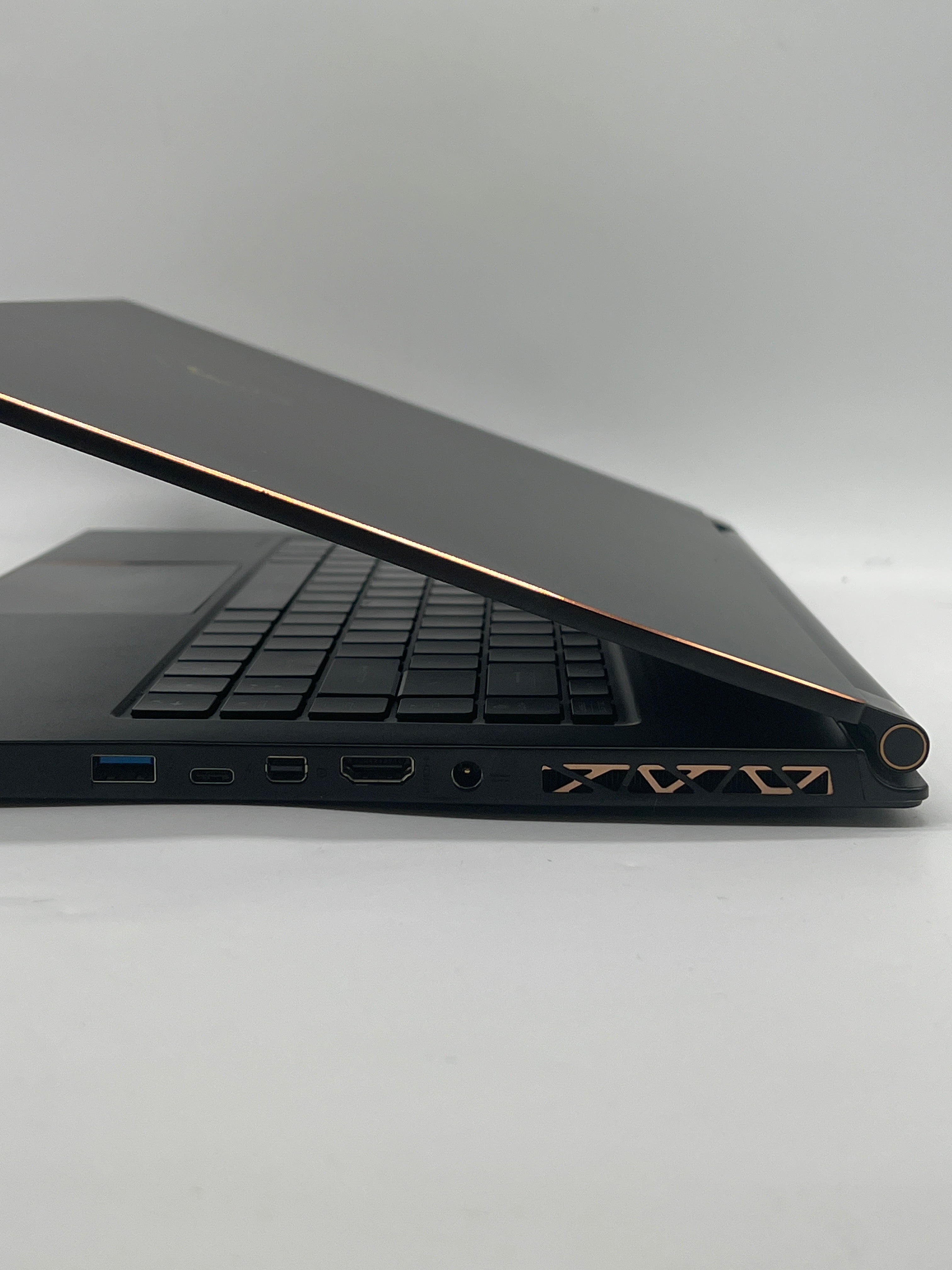 MSI GS65 Stealth Thin 8RE 15.6" Core i7-8750H 16GB RAM 256GB SSD - Used