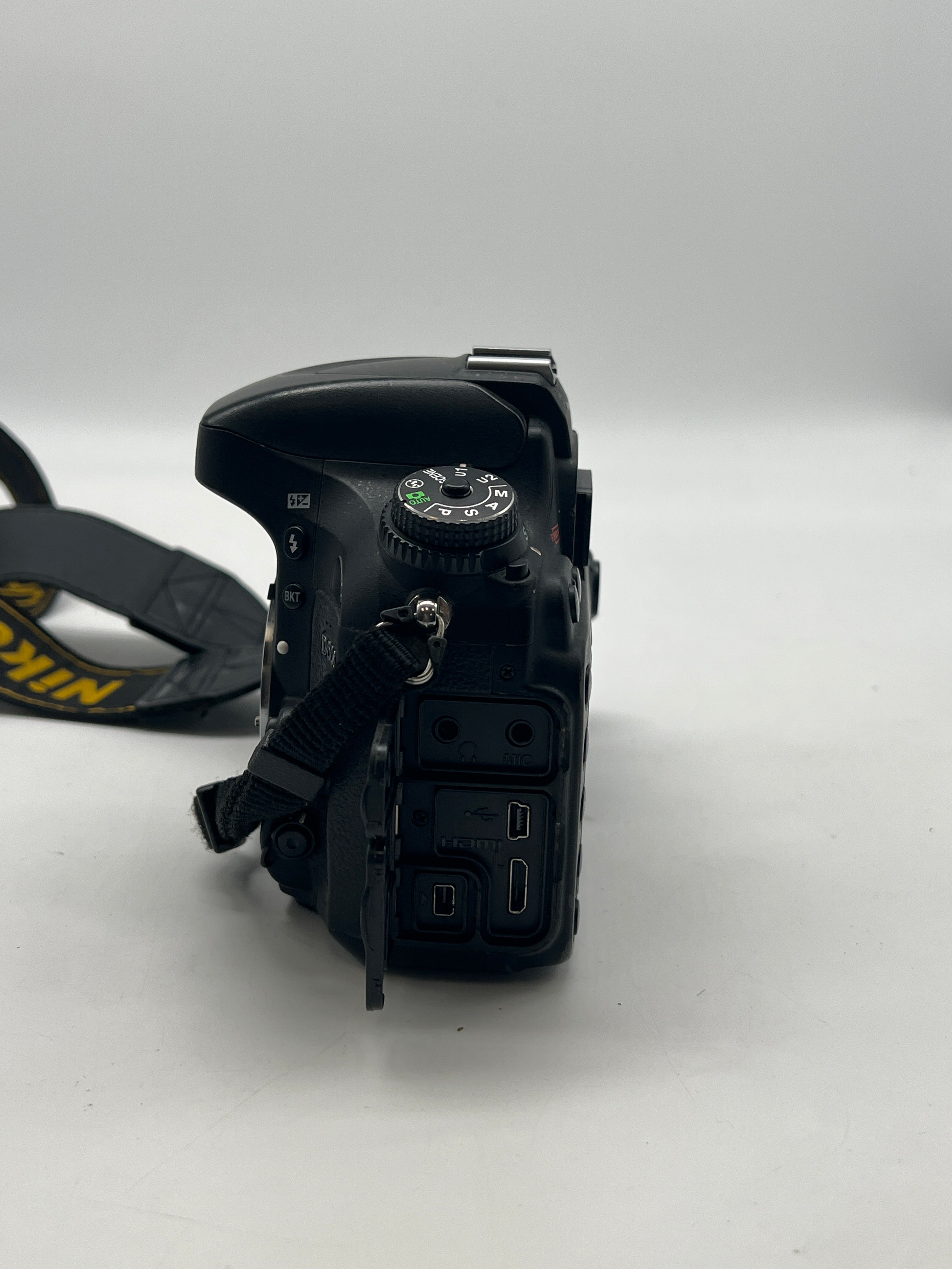 Nikon D600 Digital Camera Black w/ Nikon DX Af-S Nikkor 35mm- For Parts Read Desc