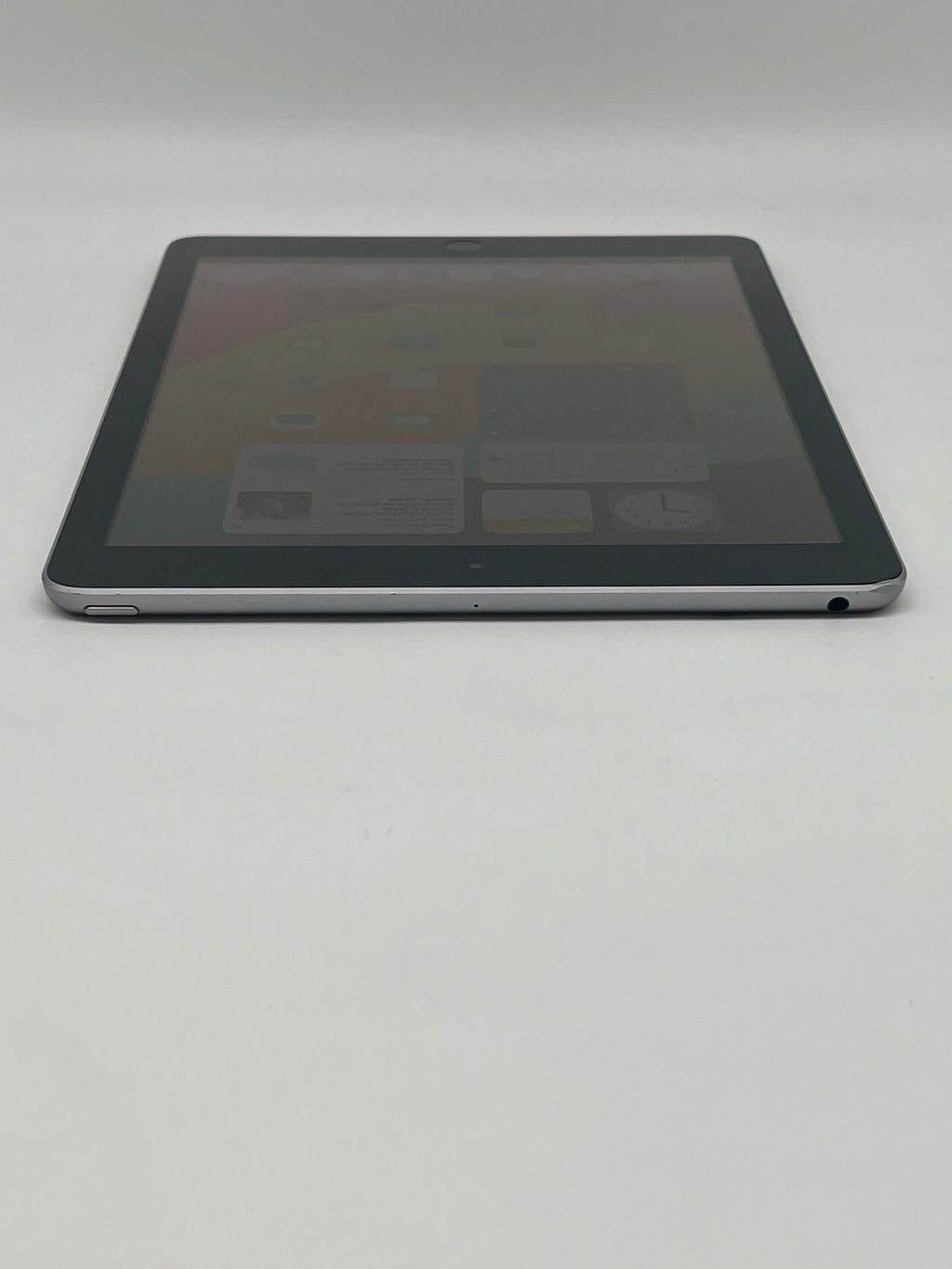 Apple iPad (6th Gen) A1893 32GB Wi Fi  Gray - Used
