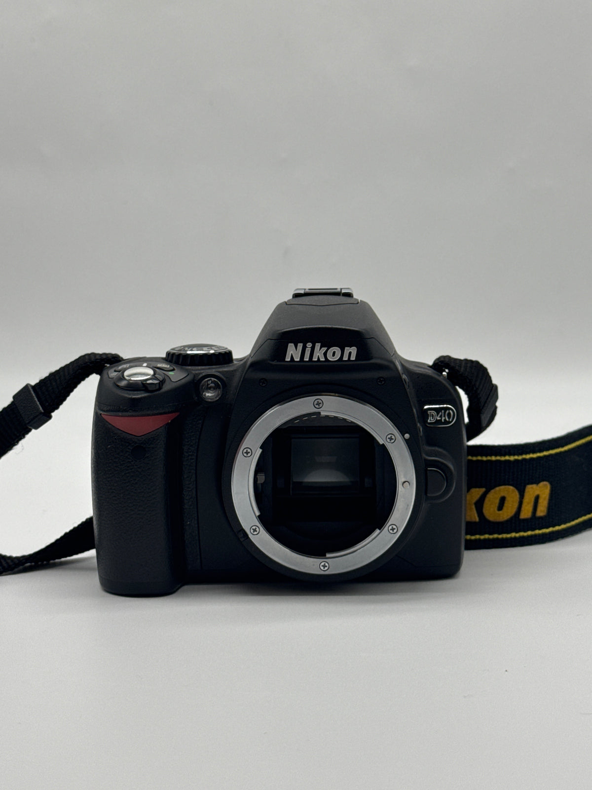 Nikon D40 DSLR Camera w/ Nikkor 18-55mm Lens Black - Used