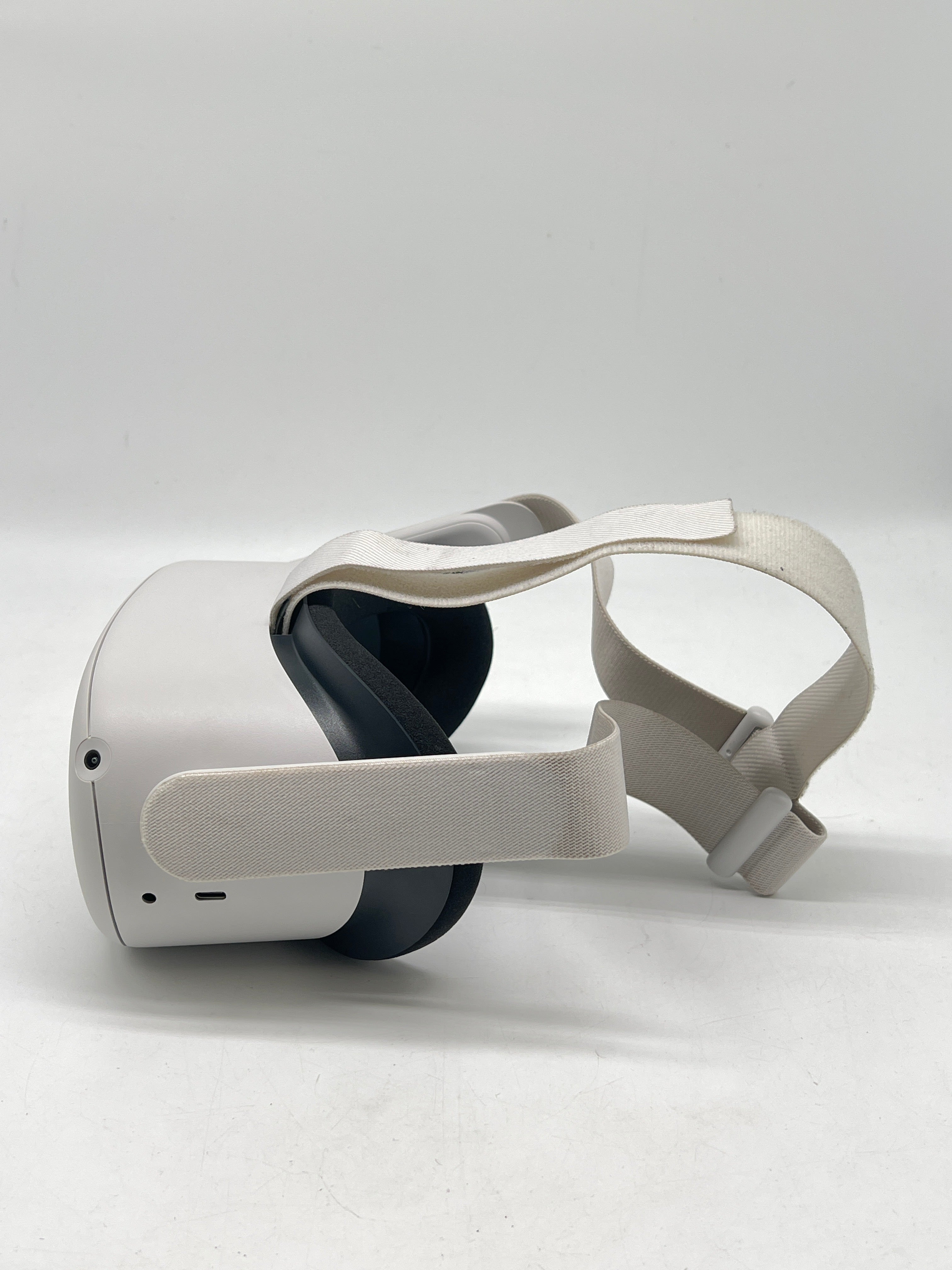 Meta Quest 2 Standalone VR Headset 128GB White Functional W/Controller