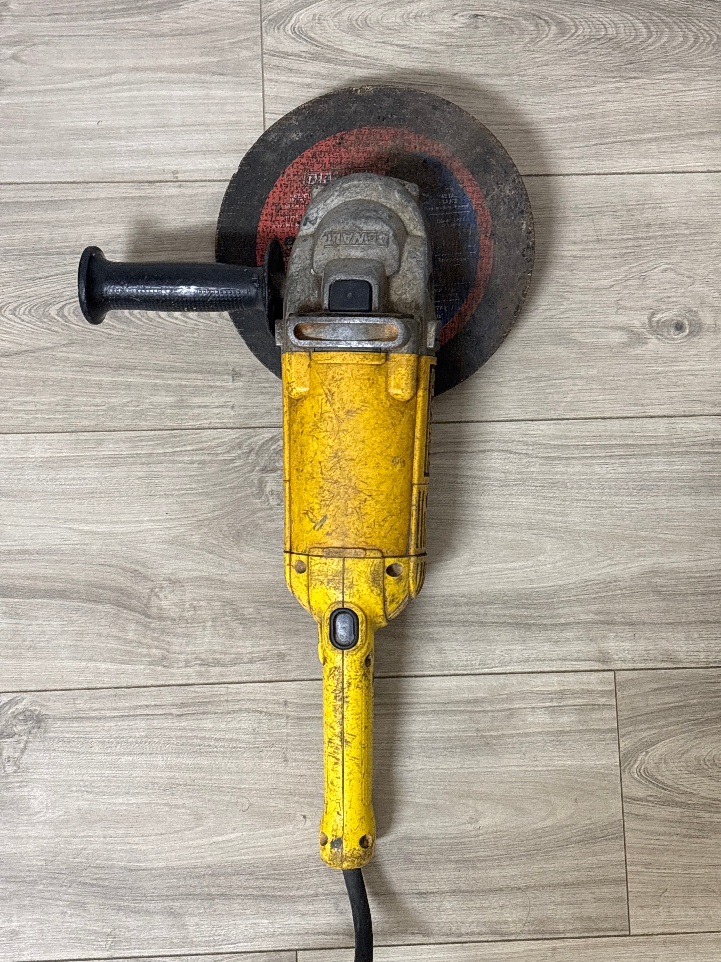 DWE4517 DEWALT 7" 7 INCH ANGLE GRINDER