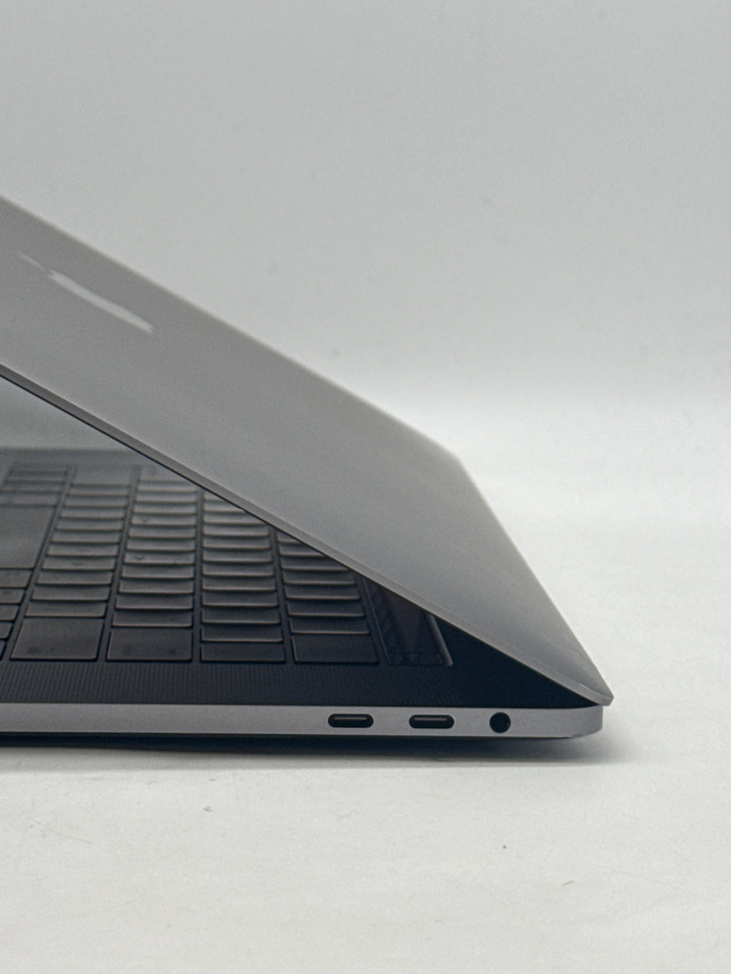 Apple MacBook Pro 15" A1707 2016 Intel Core i7 16GB RAM 1TB SSD - Used