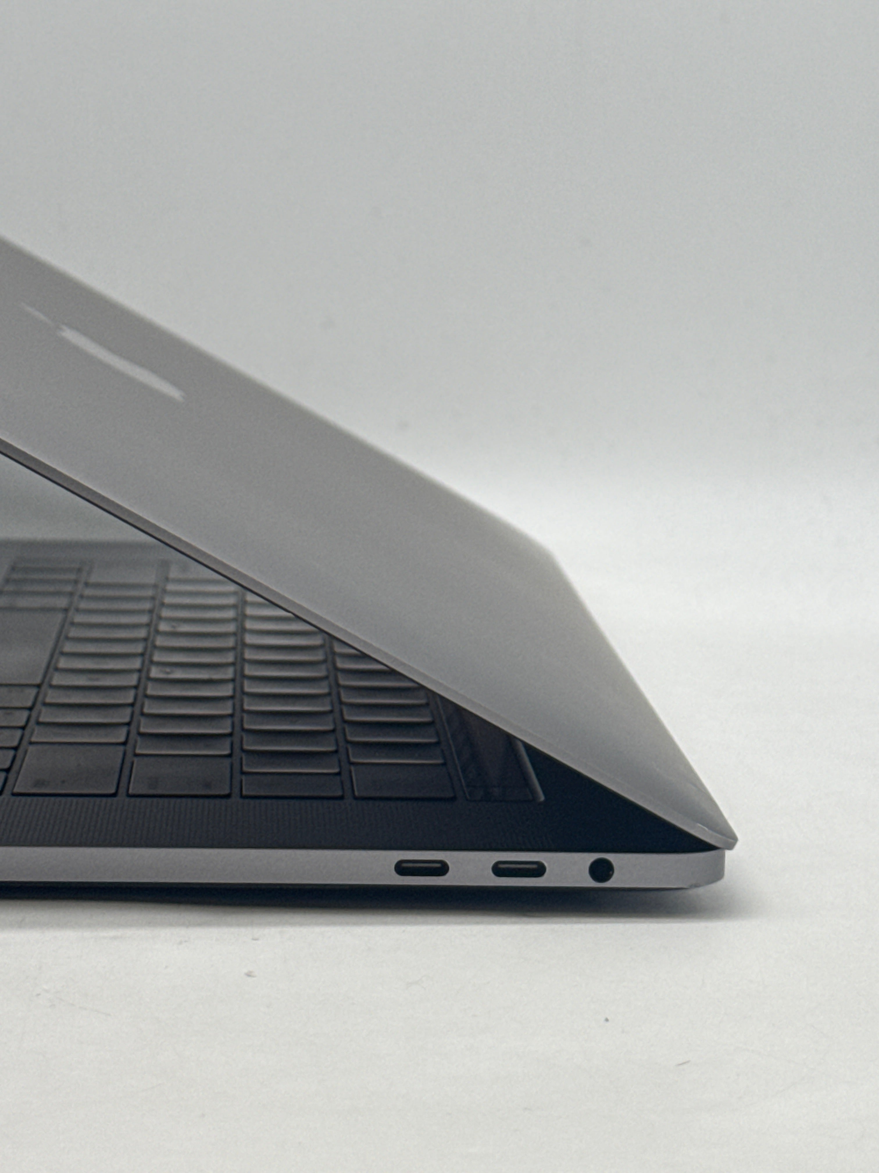 Apple MacBook Pro 15" A1707 2016 Intel Core i7 16GB RAM 1TB SSD - Used