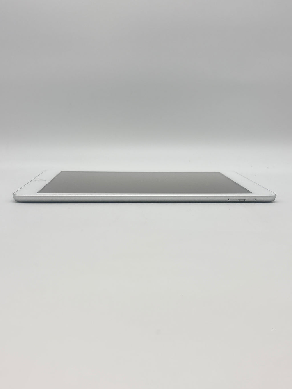 Apple iPad 5th Gen A1822 9.7 in 128 GB Silver Wi-Fi Unlocked Used