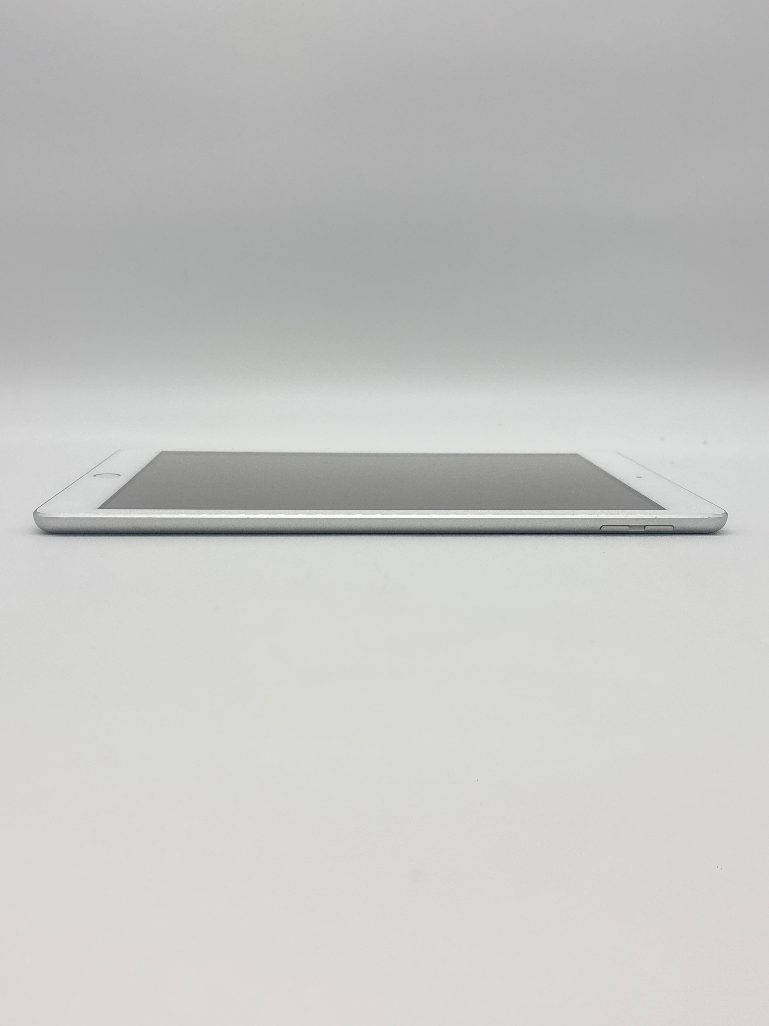 Apple iPad 5th Gen A1822 9.7 in 128 GB Silver Wi-Fi Unlocked Used