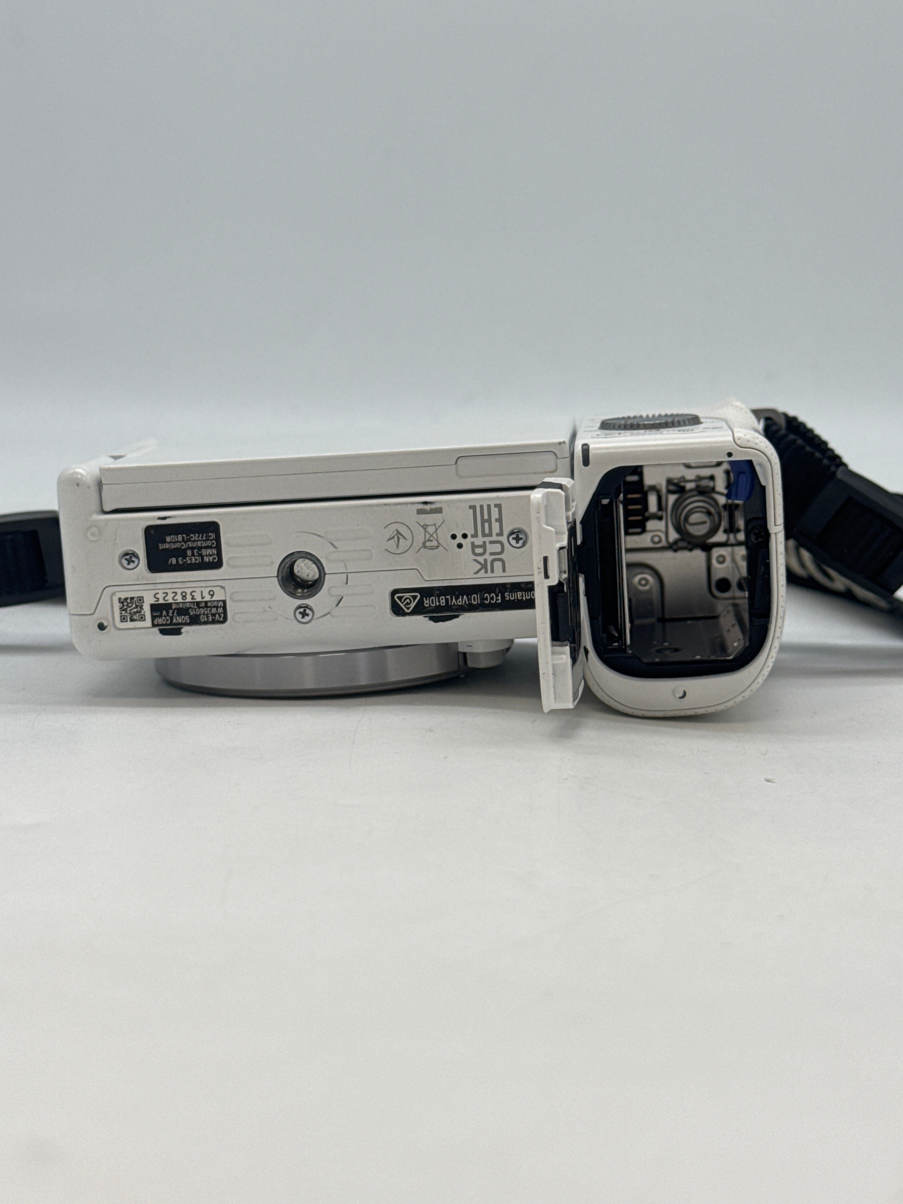 Sony Alpha ZV-E10 White Body Only - for part read desc