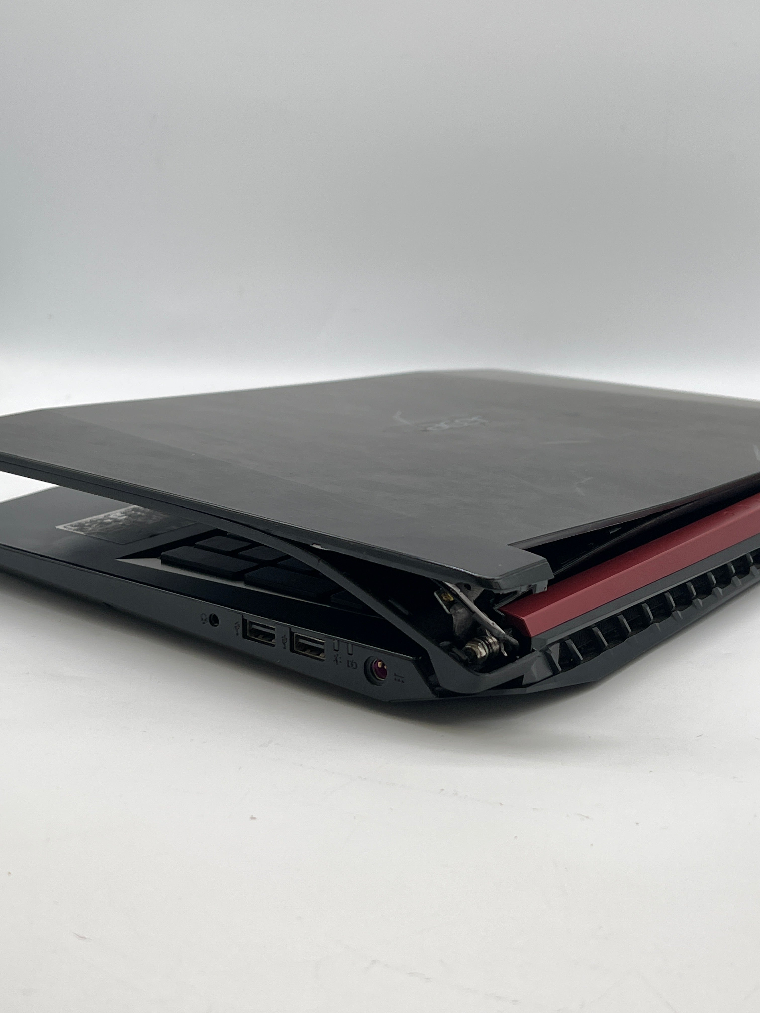 Acer Nitro 5 AN515-42 Ryzen 5-2500u 8GB Ram 1TB HDD RX 560X - For Parts Read