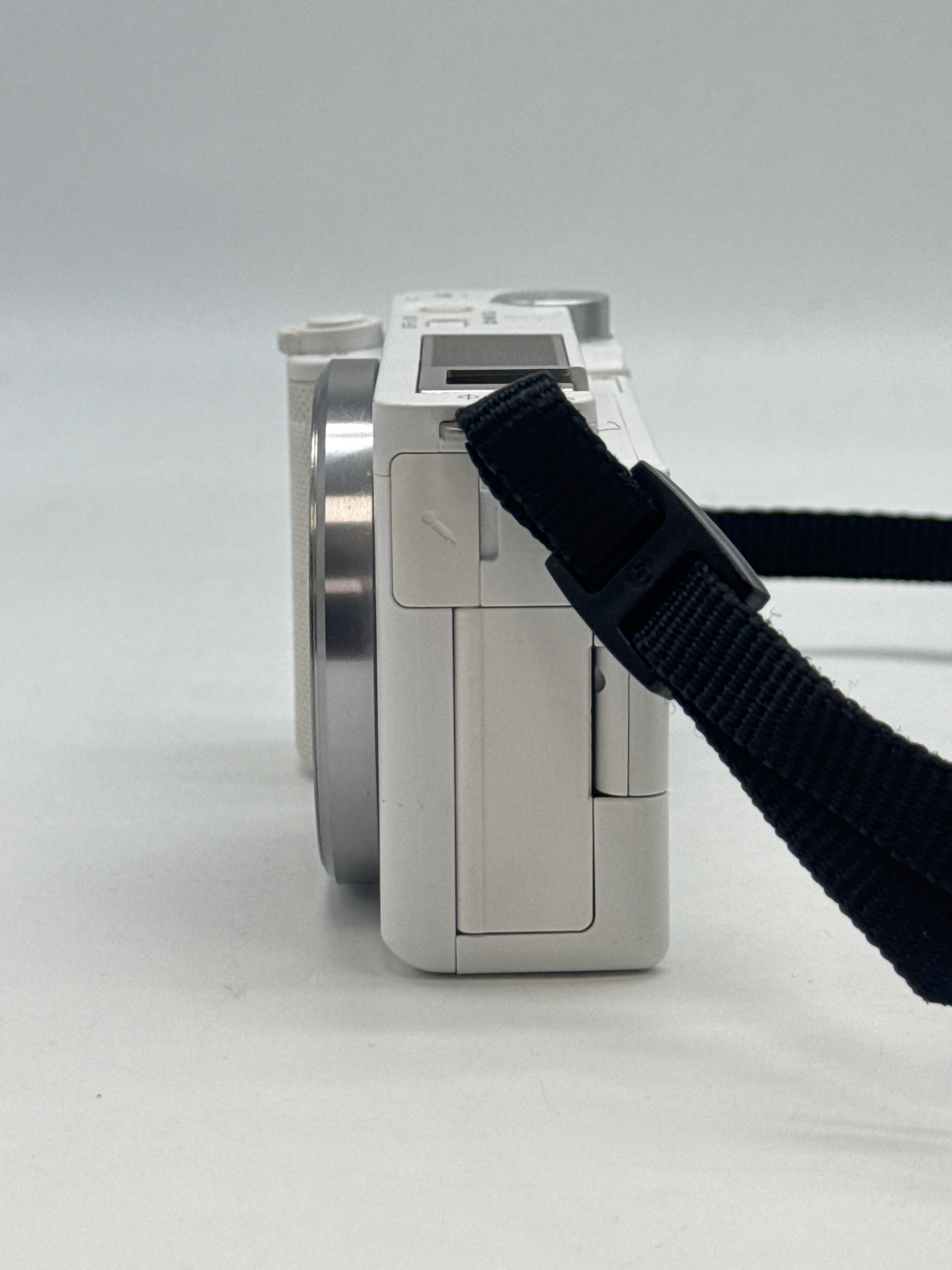 Sony Alpha ZV-E10 White Body Only - for part read desc
