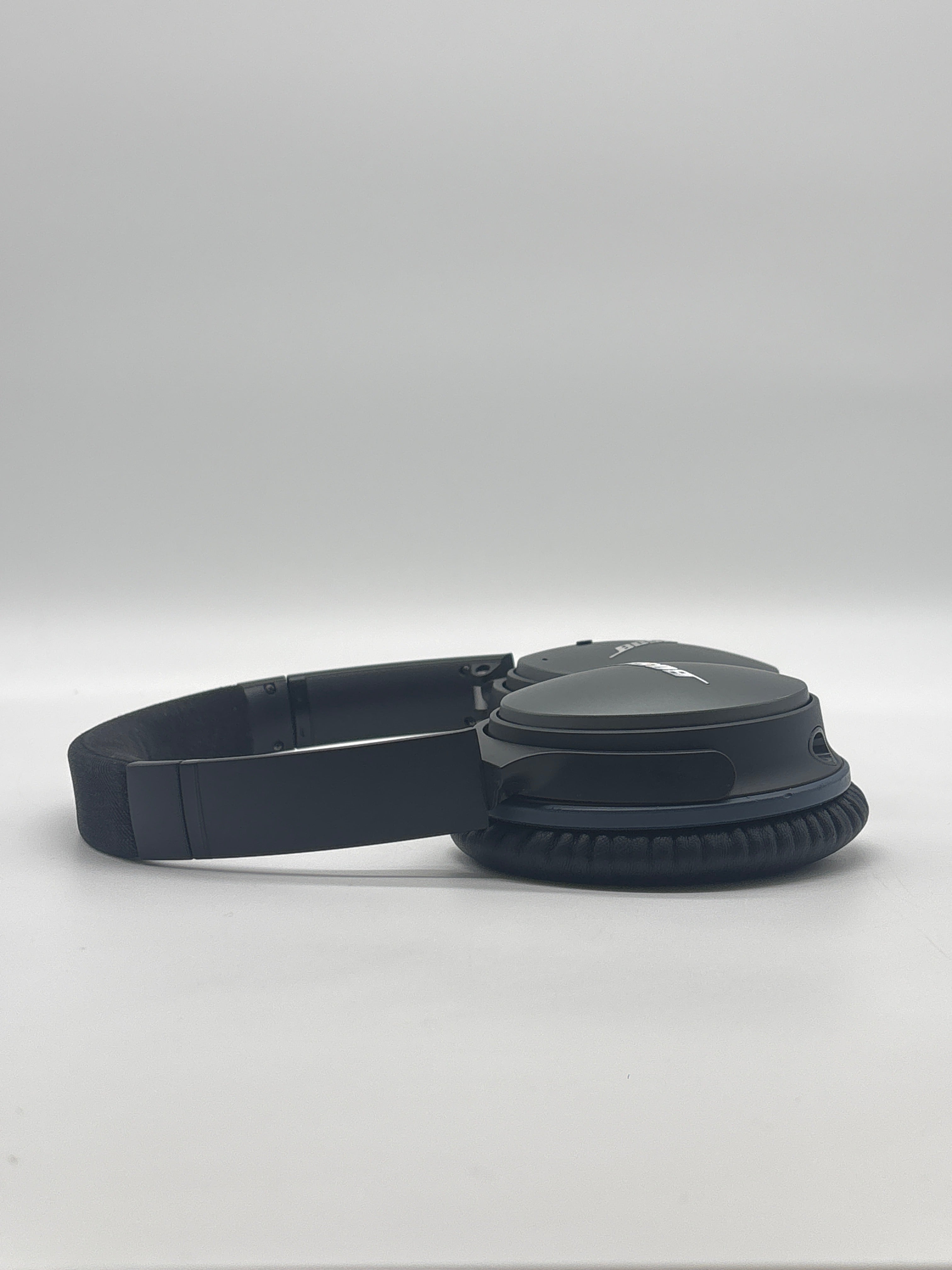Bose QuietComfort 25 QC25 Noise Cancelling Wired Headphones Black Used with Carrying Case