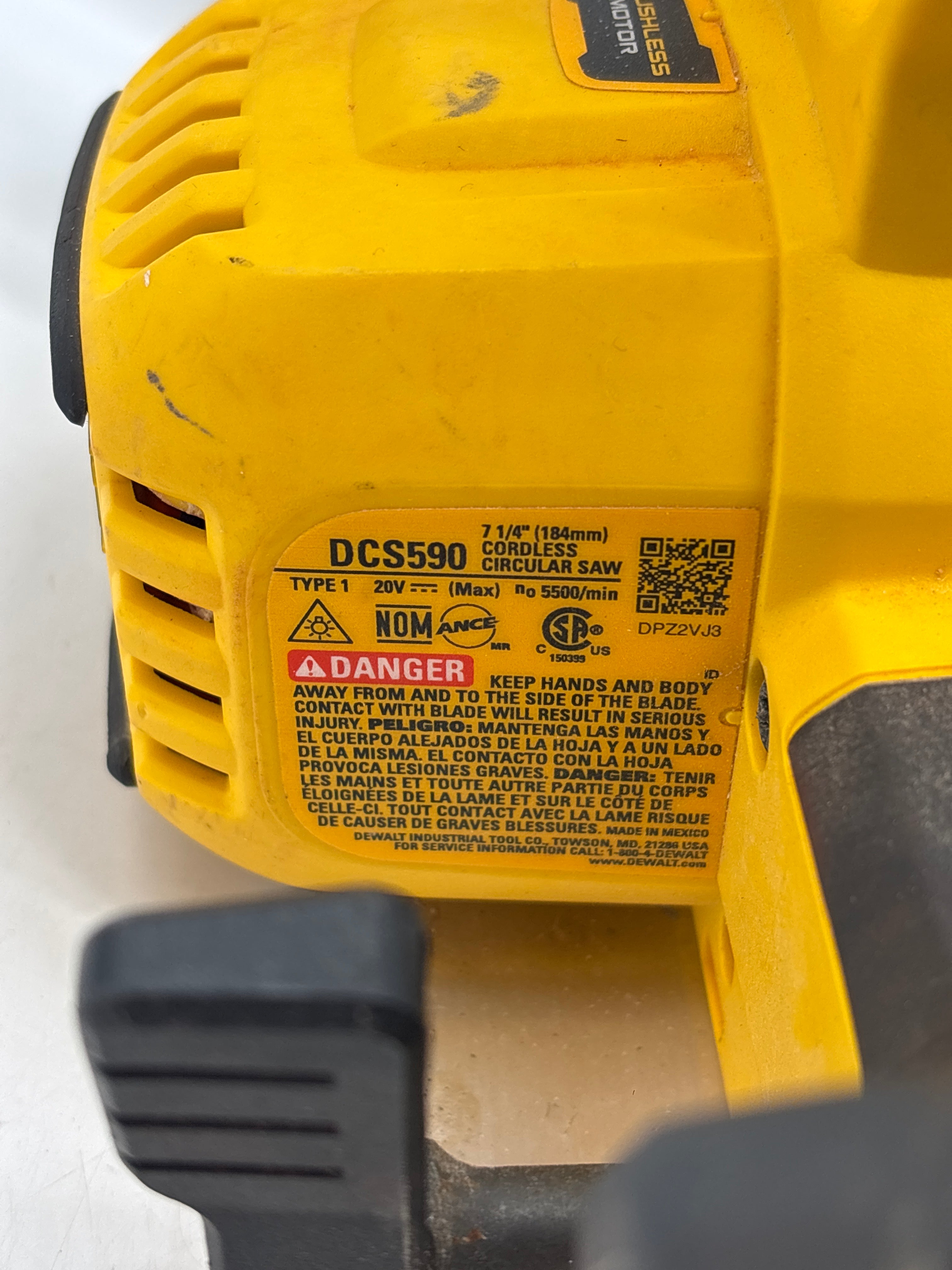DEWALT DCS590 20V Brushless 7 1/4 in Cordless Circular Saw with Battery