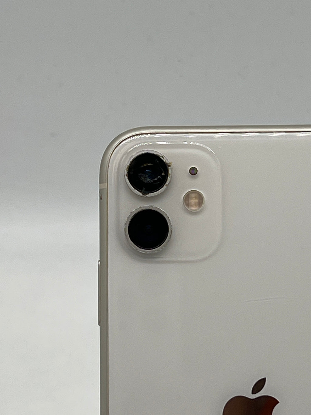 Apple iPhone 11 6.1" 128GB AT&T Locked White - READ