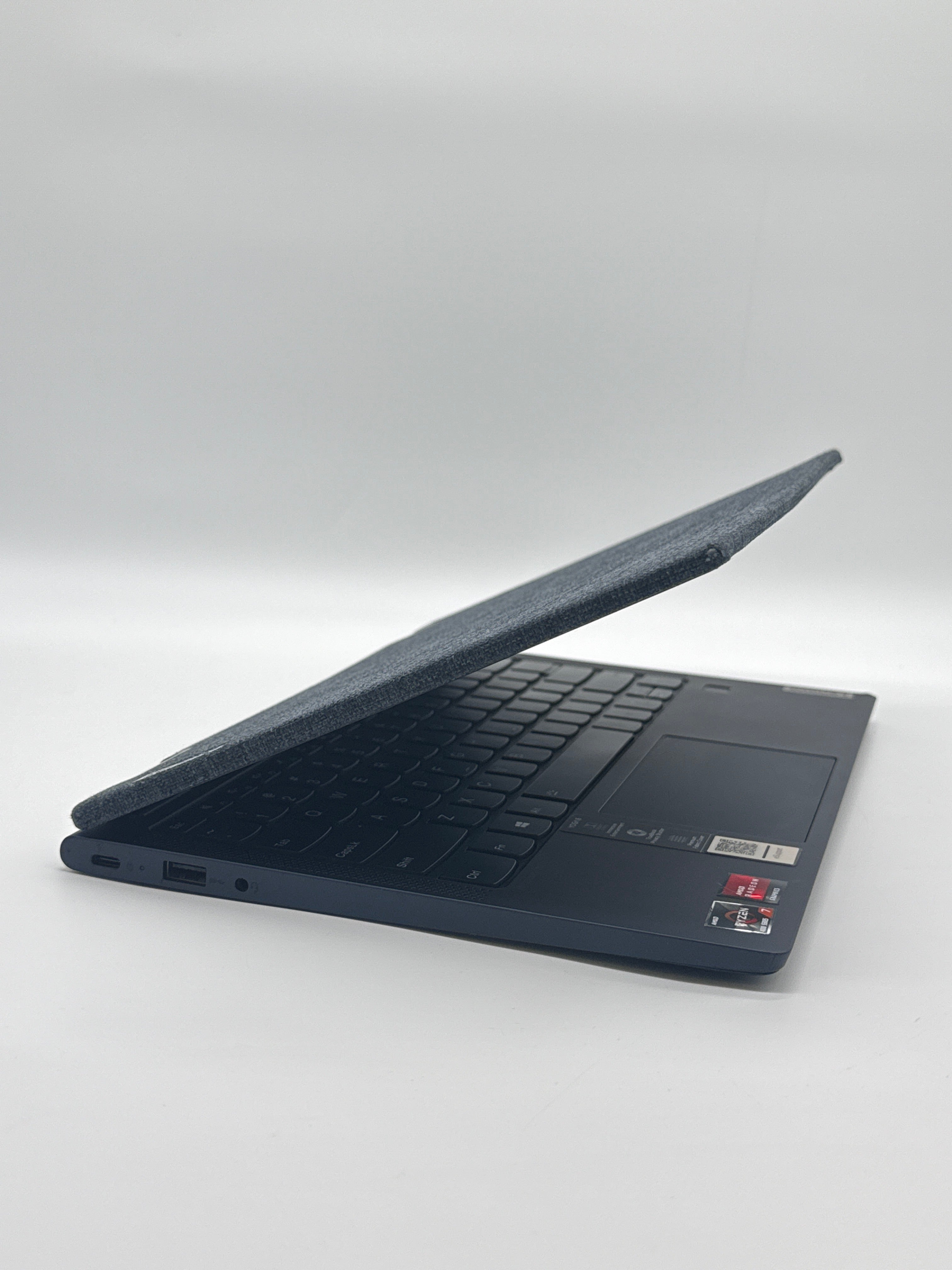 Lenovo Yoga 6 Ryzen 7 4700U 8GB RAM 512GB SSD - Cracked Screen Read