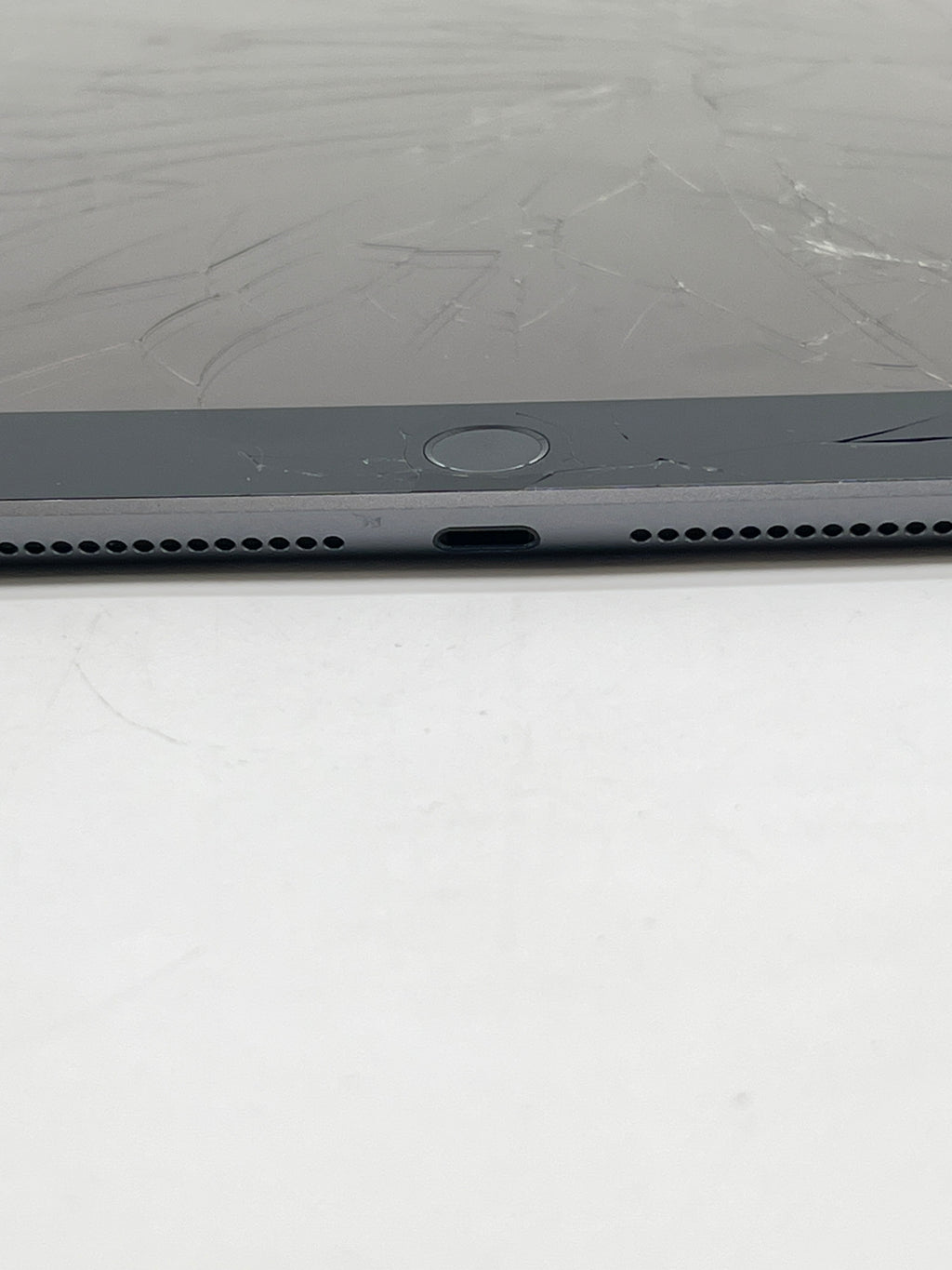 Apple iPad (9th Gen) A2603 64GB Wi‑Fi + 4G - Cracked Screen