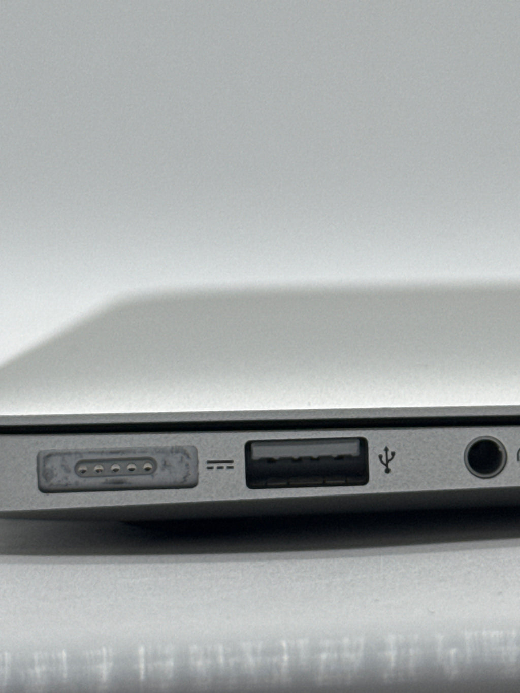 Apple MacBook Air 13" A1466 2013 i7 8GB RAM 500GB SSD - For Parts [Bad Battery]