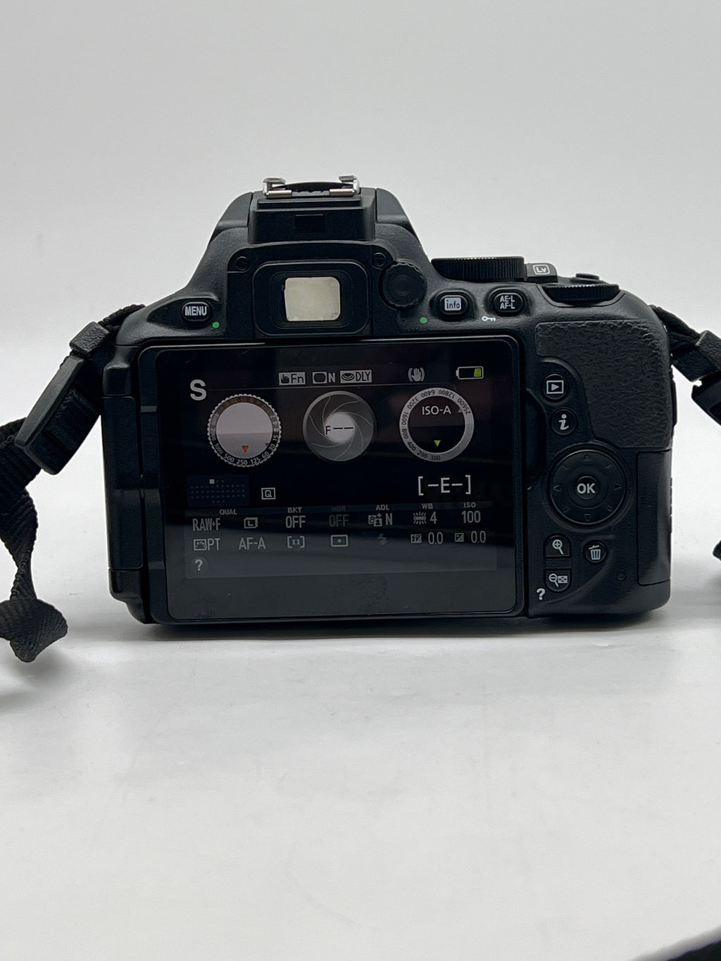 Nikon D5600 Digital SLR Camera Black 24.2 MP With Lens - Used