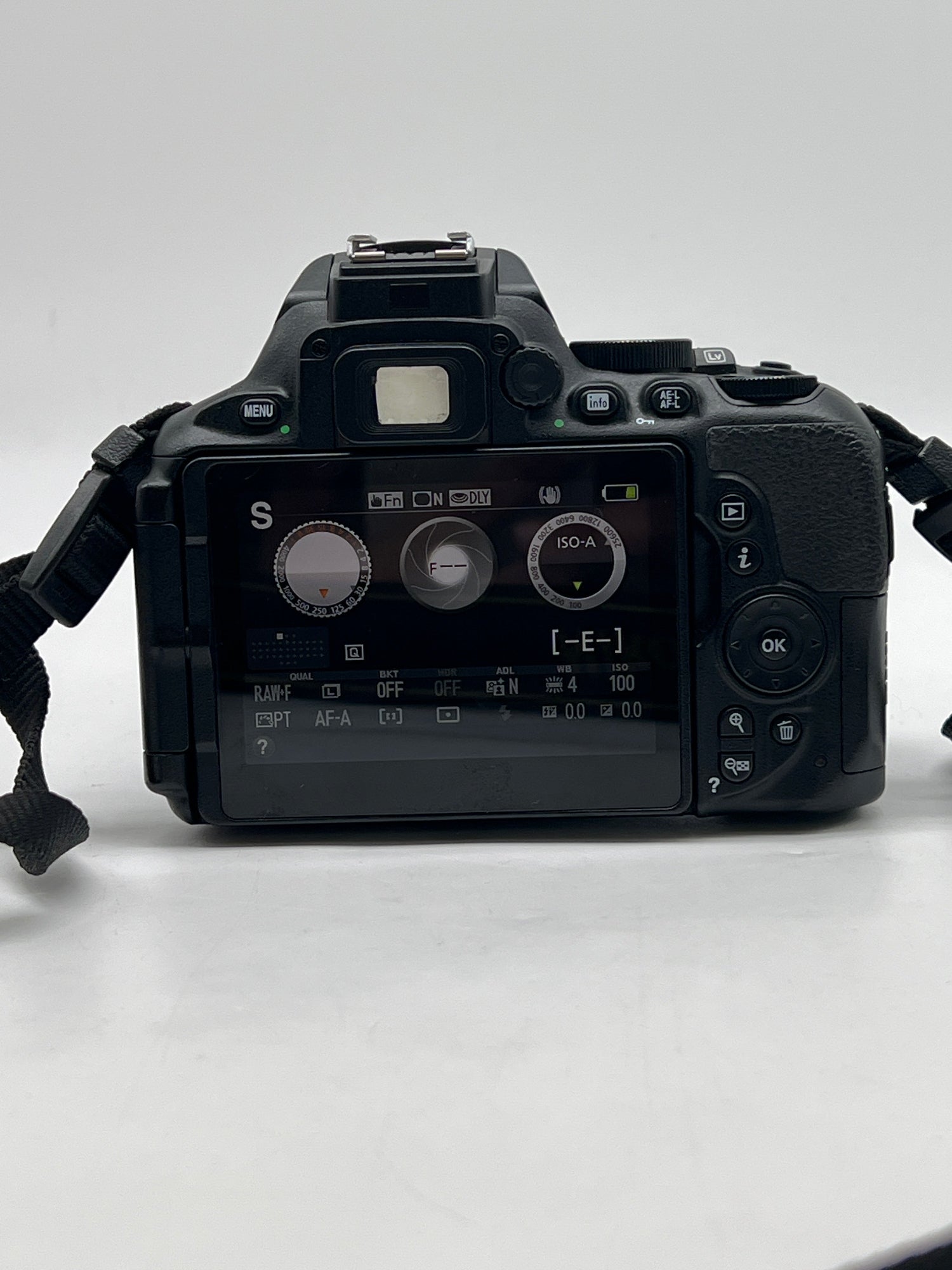 Nikon D5600 Digital SLR Camera Black 24.2 MP With Lens - Used
