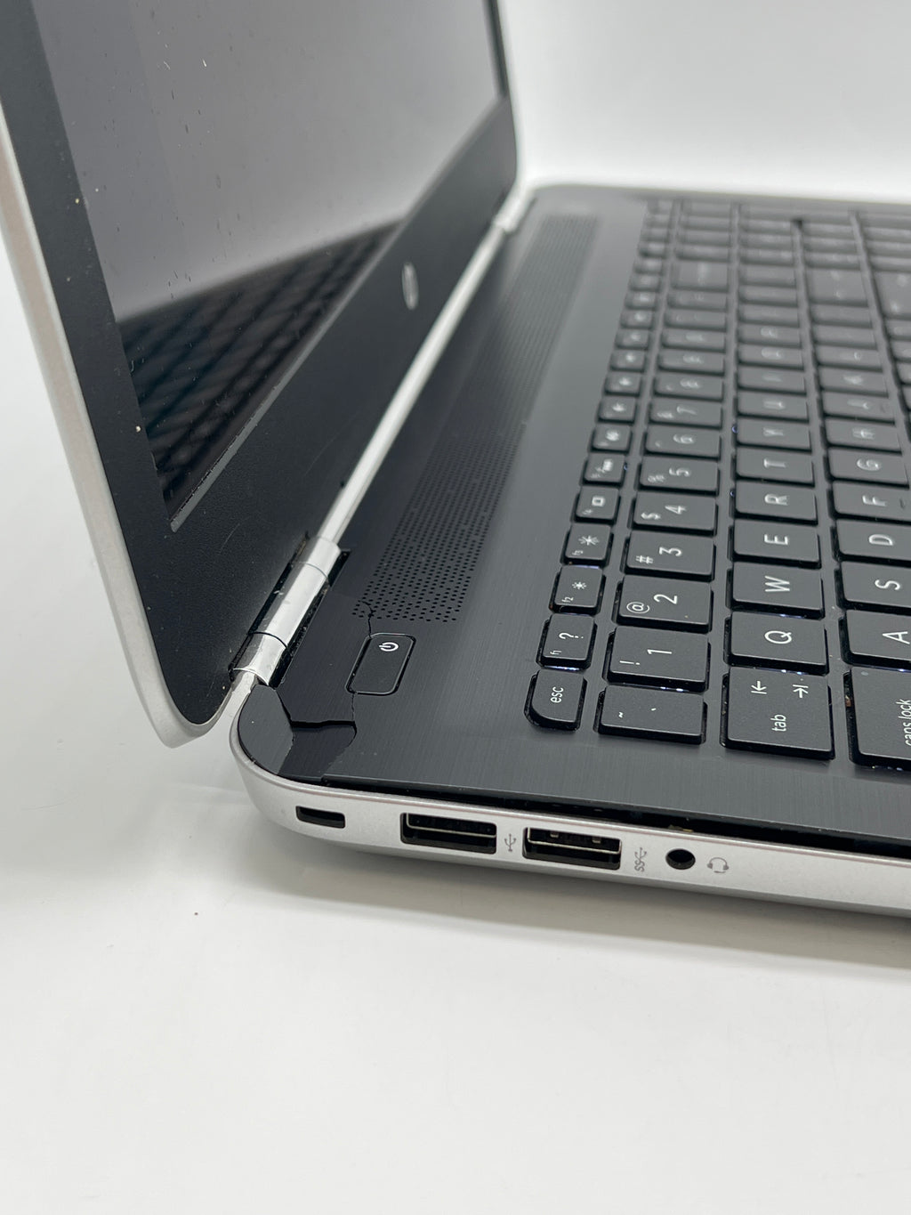 HP Pavilion 15-aw053nr AMD A12-9700P 8GB RAM 1TB HDD - For Parts (Read)